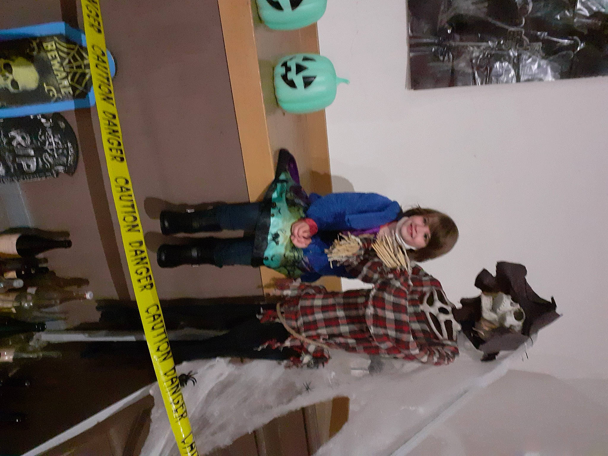 Coco a rejoint le concours — aidez-le/la à gagner de superbes lots ! art, cardboard, child, comfort, event, flooring, fun, joy, leisure, linens, pattern, person, plastic, room, sitting, tartan, toy, visual_arts, winter, wood