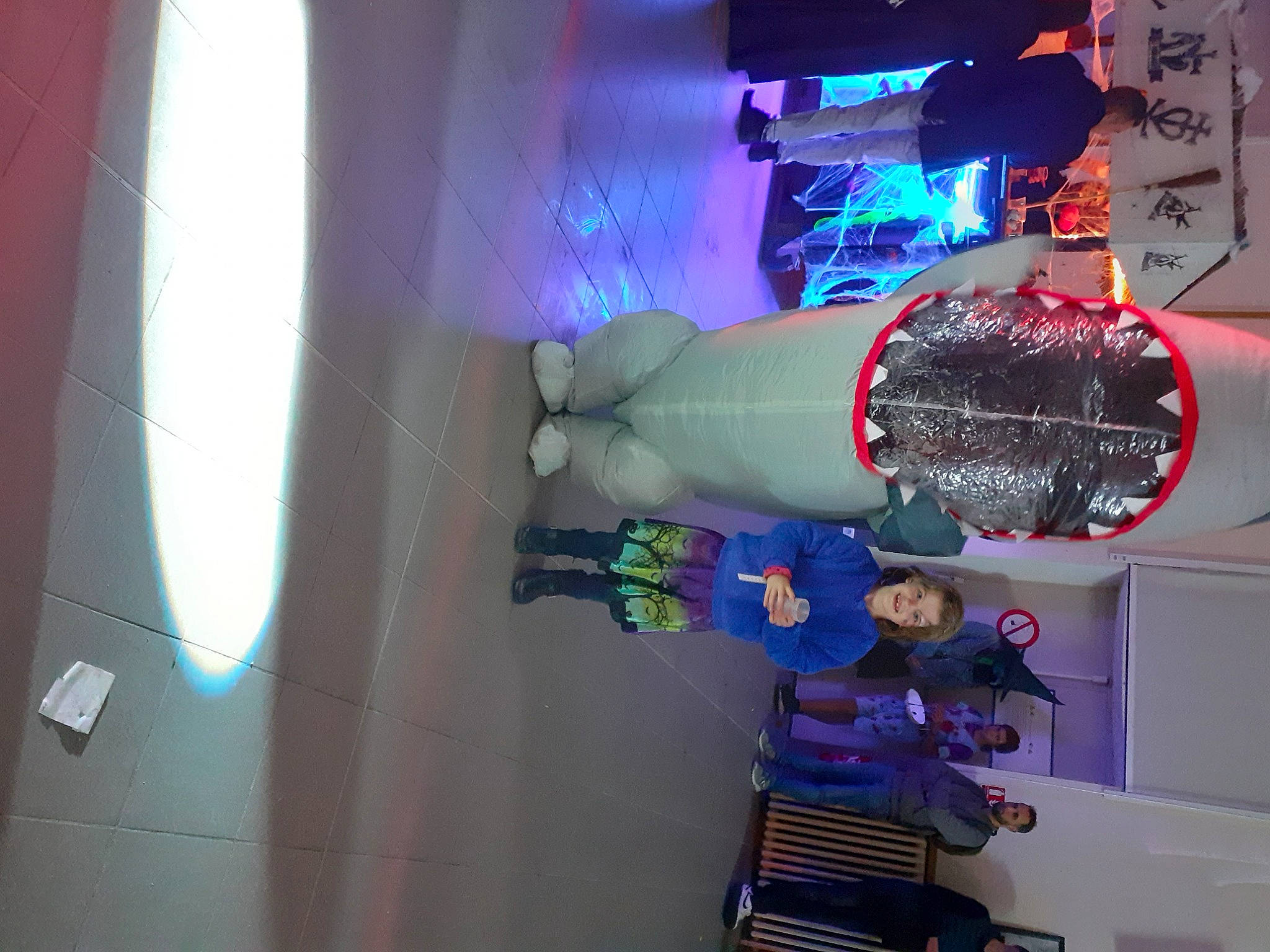 Coco participe au concours pour gagner de l'argent avec cette photo : art, carmine, display_case, display_device, electric_blue, event, fun, glass, joy, lighting, machine, magenta, person, plastic, purple, room, space, toy, under_exposed, visual_arts