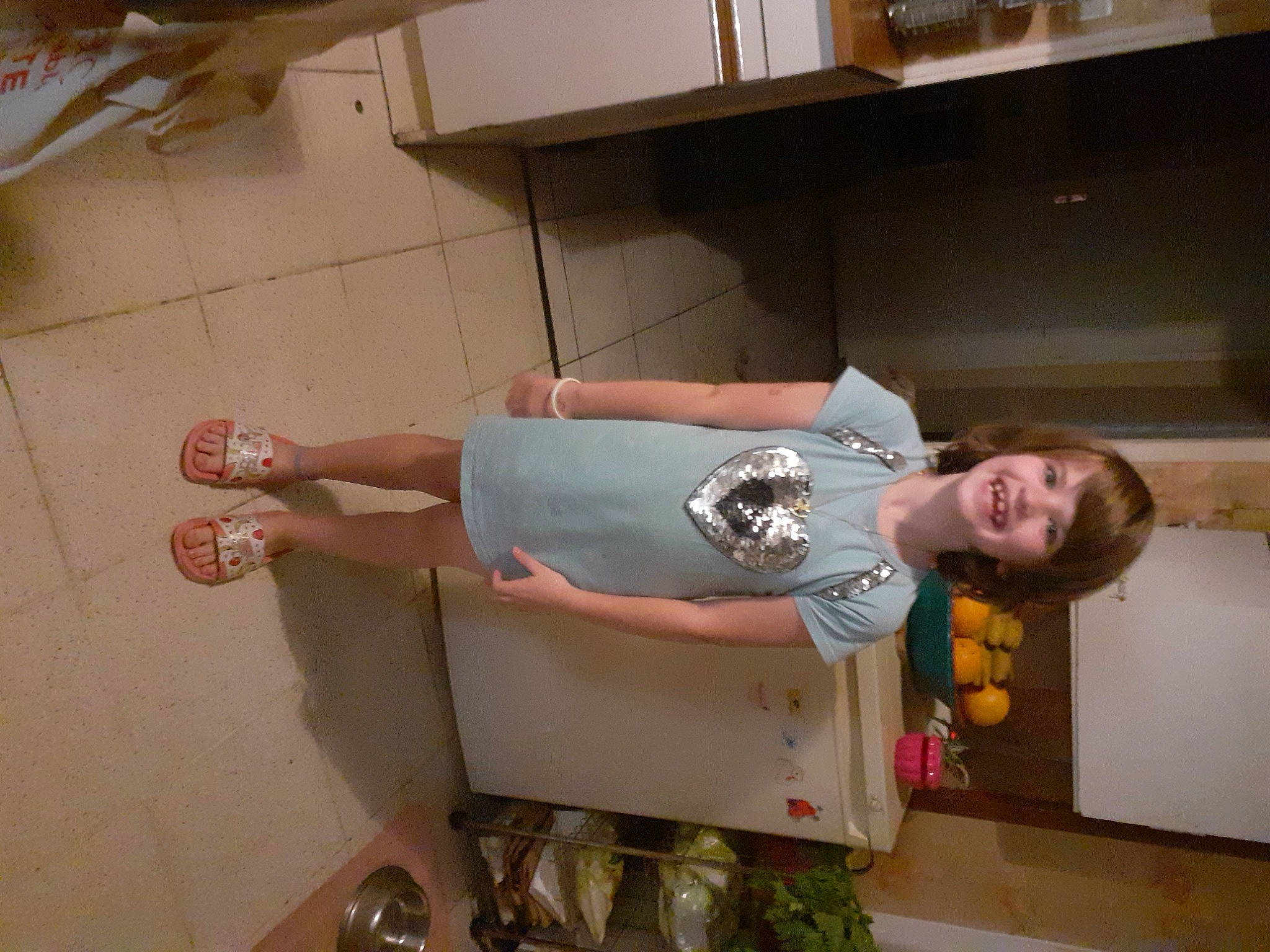 Coco participe au concours pour gagner de l'argent avec cette photo : elbow, flooring, foot, fun, human_leg, joy, knee, machine, person, plant, room, sandal, thigh, wrist