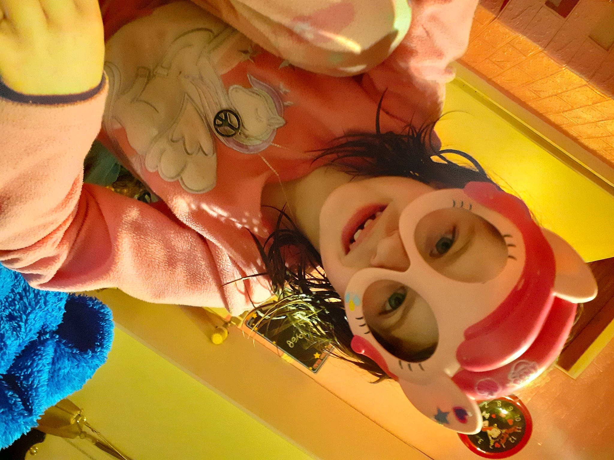 Coraline a rejoint le concours — aidez-le/la à gagner de superbes lots ! art, child, eyelash, eyewear, fun, happy, hat, head, headwear, joy, mouth, nose, person, personal_protective_equipment, plant, sunglasses, toy