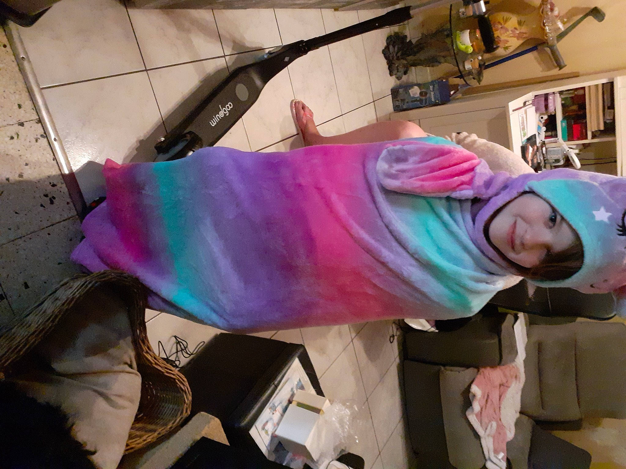 Coraline a rejoint le concours — aidez-le/la à gagner de superbes lots ! animation, art, costume, eyewear, fun, hat, headwear, human_leg, joy, magenta, person, picture_frame, pink, purple, room, shelf, visual_arts