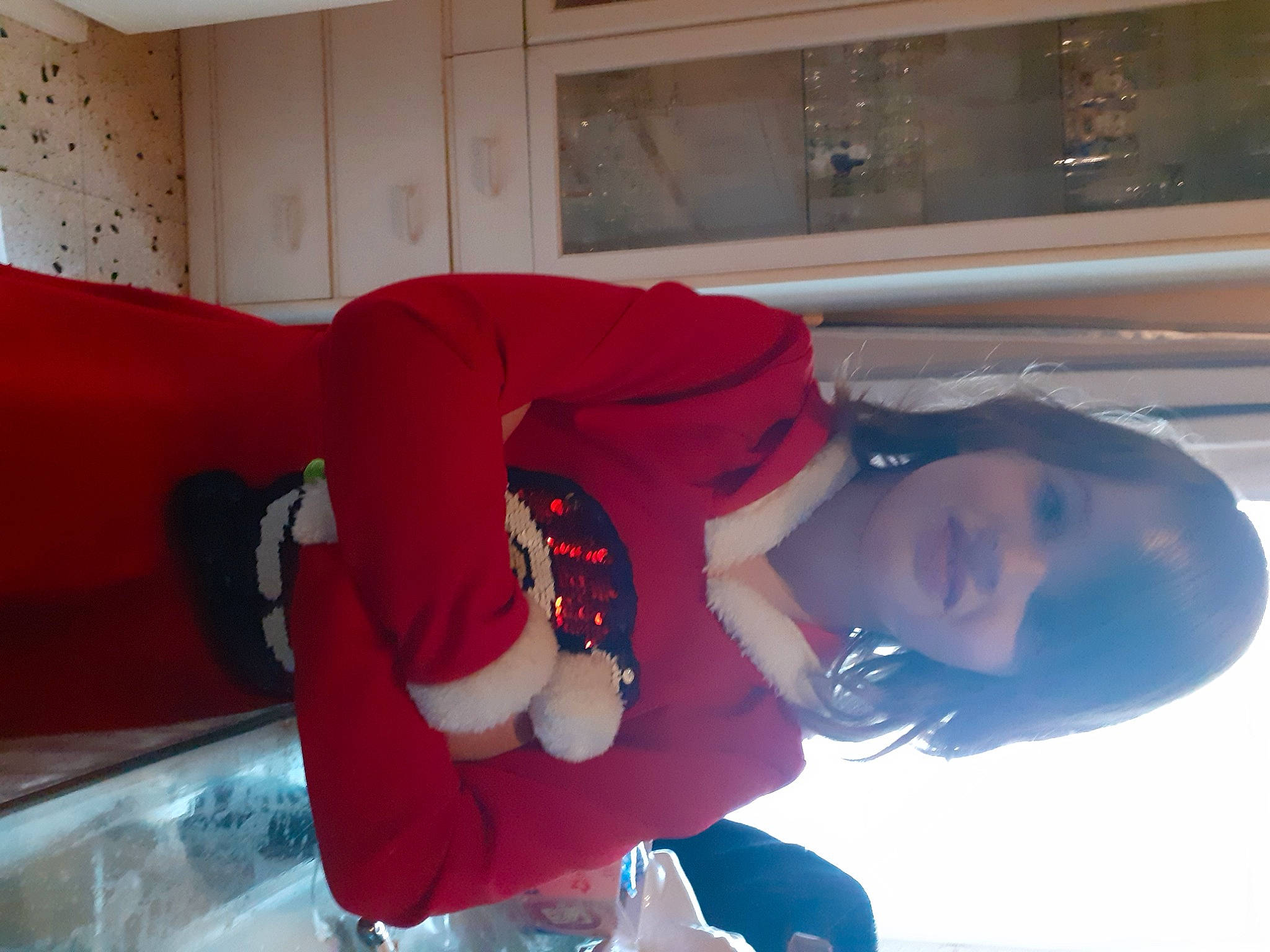 Coraline participe au concours pour gagner de l'argent avec cette photo : carmine, christmas, christmas_eve, comfort, couch, event, fictional_character, fun, hat, holiday, human_leg, joy, lap, leisure, linens, person, red, room, santa_claus, sleeve