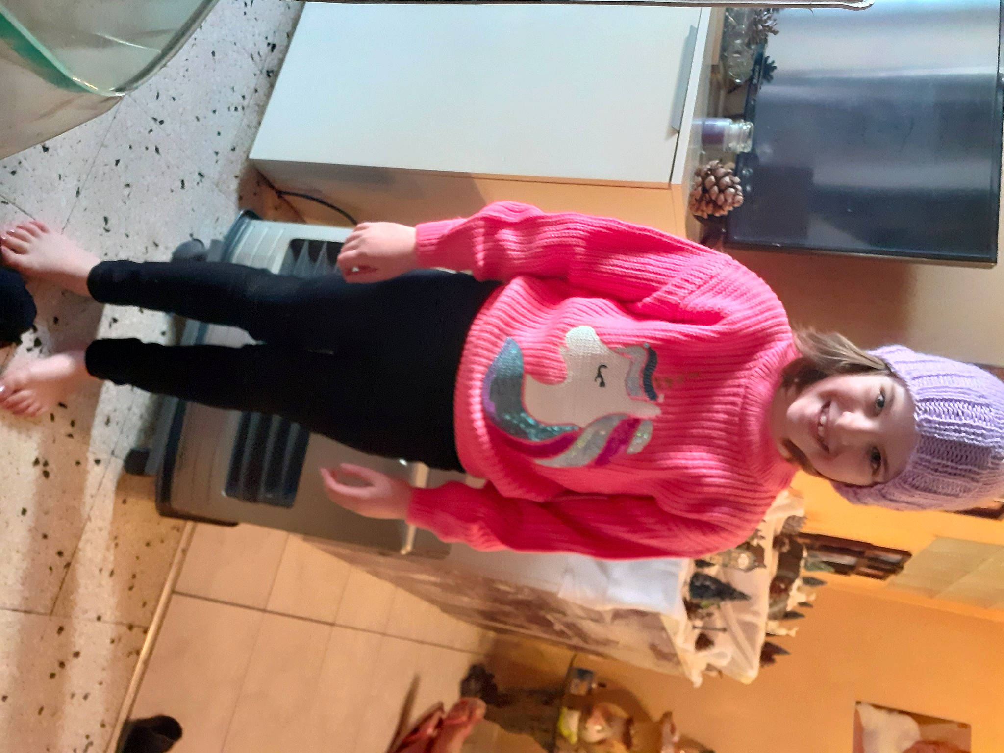 Coco a rejoint le concours — aidez-le/la à gagner de superbes lots ! carmine, elbow, event, foot, fun, gesture, headwear, home_appliance, human_leg, joy, knee, leisure, magenta, pattern, person, pink, room, sandal, smile, textile