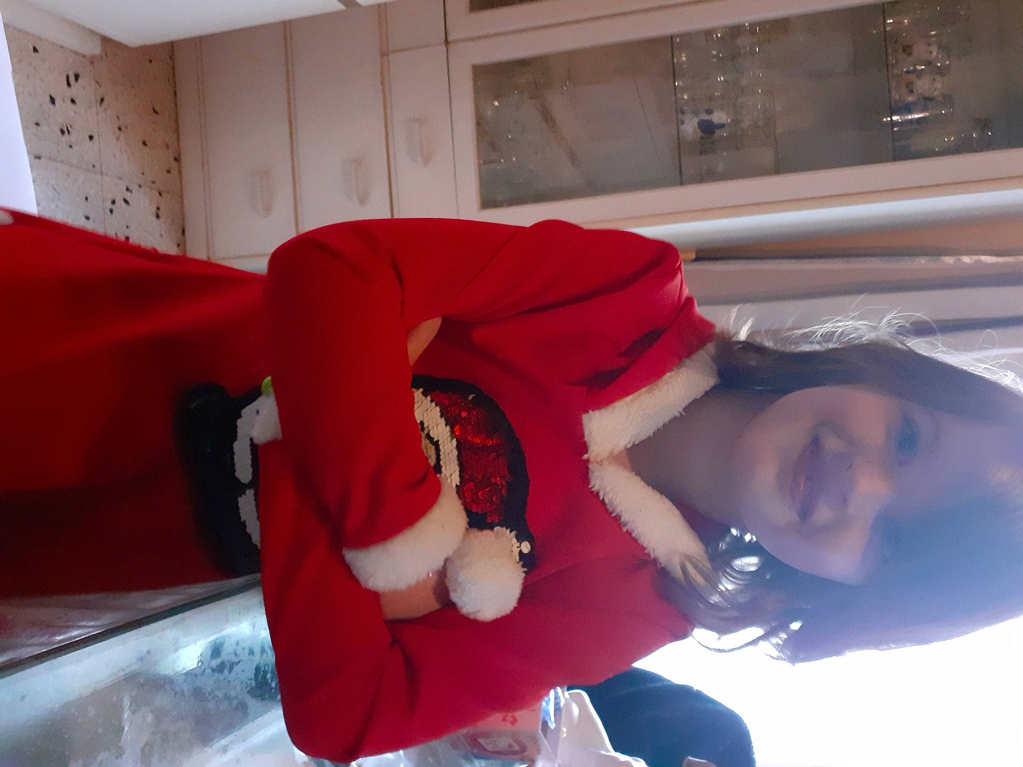 Coco a rejoint le concours — aidez-le/la à gagner de superbes lots ! carmine, child, comfort, couch, elbow, event, fictional_character, fun, human_leg, joy, knee, lap, leisure, linens, magenta, nap, person, red, room, sitting