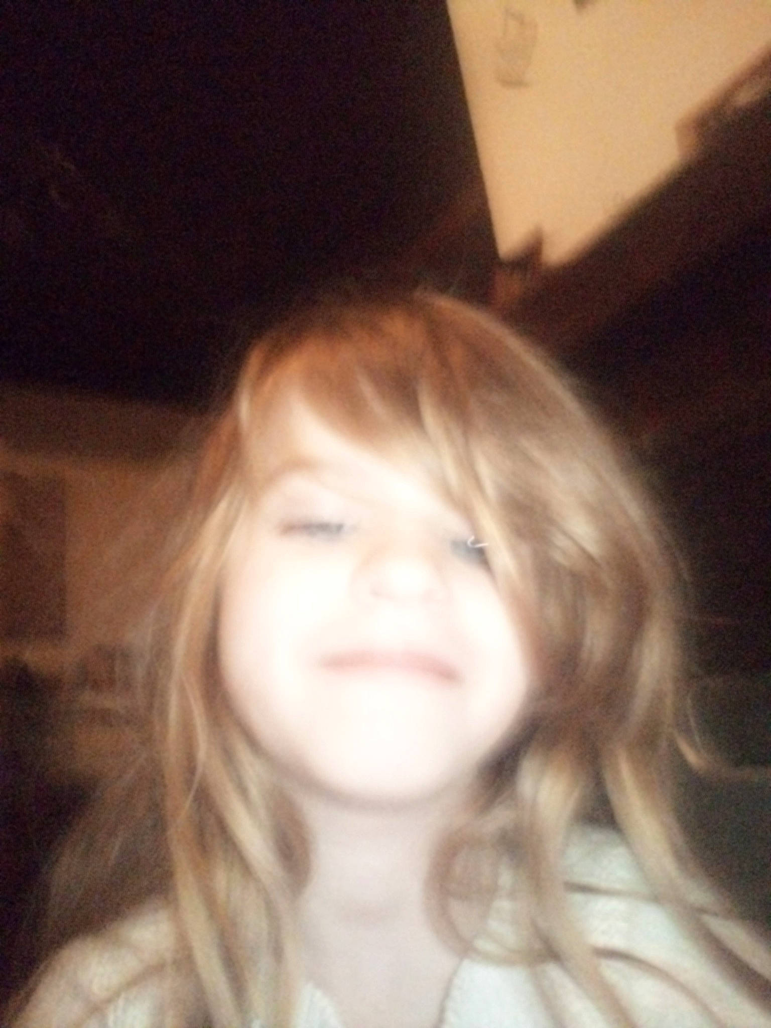 Coco participe au concours pour gagner de l'argent avec cette photo : beauty, blond, brown_hair, cheek, child, chin, cool, eye, eyebrow, face, forehead, fun, hair, hairstyle, head, joy, lip, long_hair, nose, person