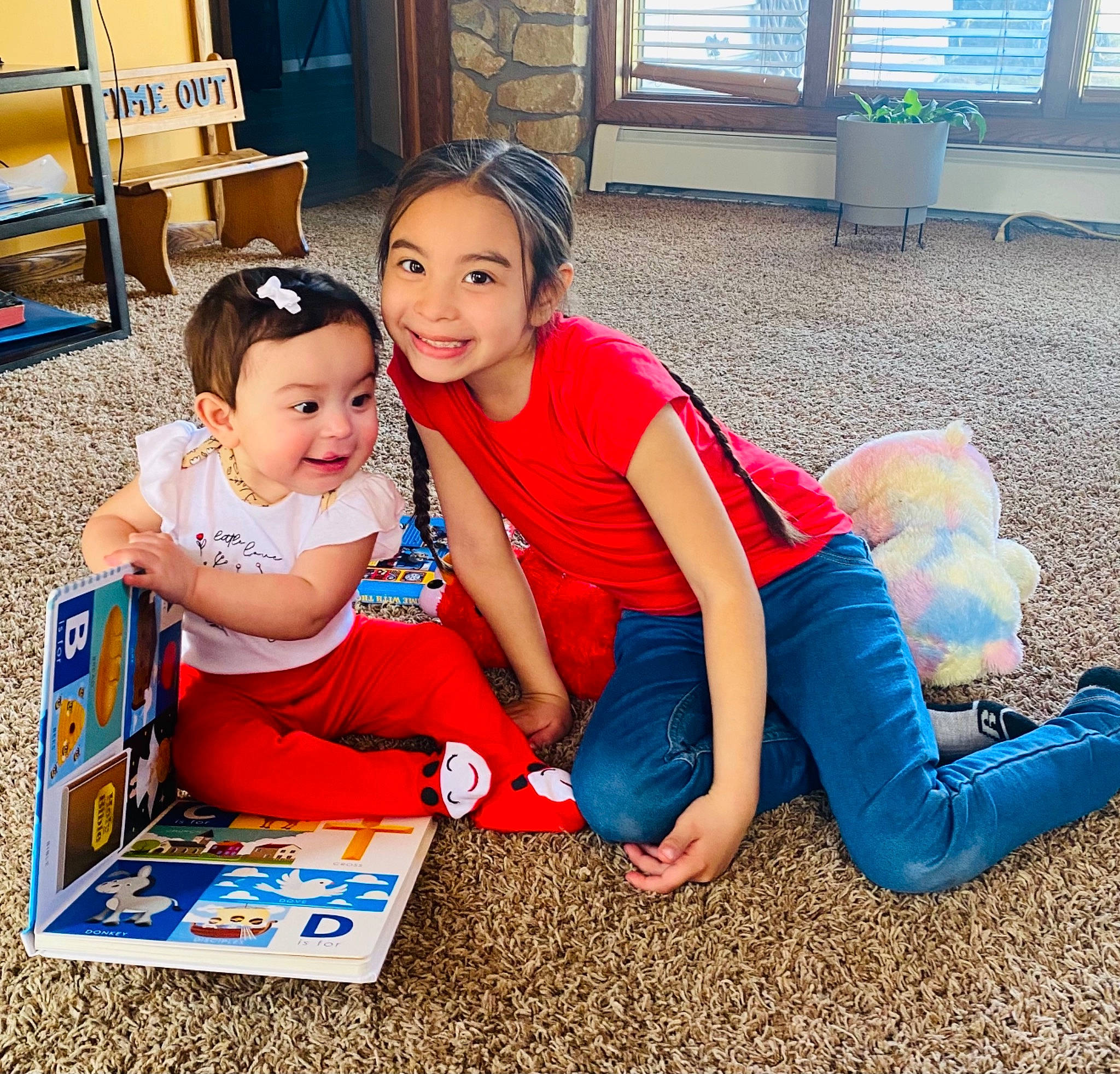 Gianna is registered to the contest to win money with this photo: chair, child, electric_blue, event, friendship, fun, happy, human_leg, jeans, joy, lap, leg, leisure, mammal, person, sitting, smile, summer, t_shirt, thigh