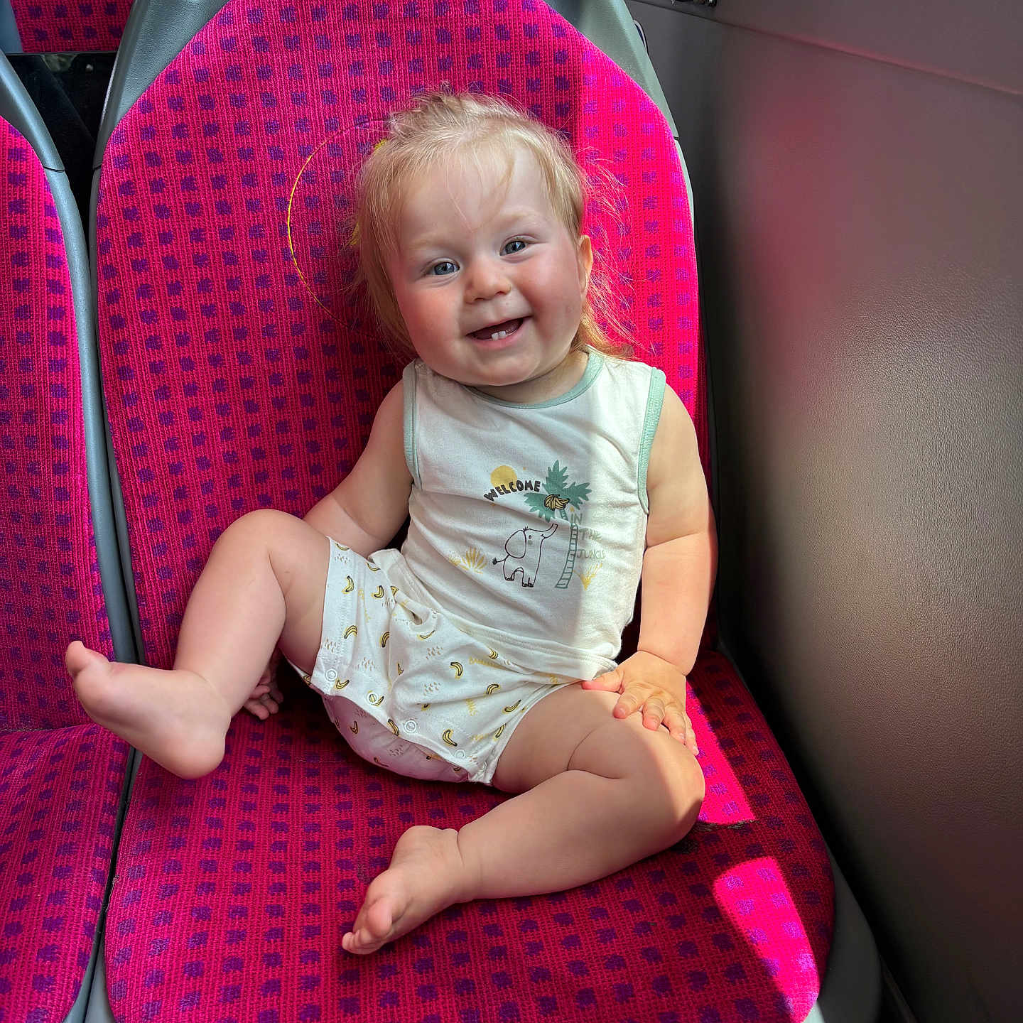 Karol participe au concours pour gagner de l'argent avec cette photo : baby, bus_seat, casual, child, clothing, cute, daylight, face, happy, indoor, infant, person, pink_seat, seat, sitting, smiling, sunlight, toddler, transport, window