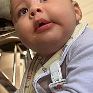 Elyna a rejoint le concours — aidez-le/la à gagner de superbes lots ! baby, bib, child, close_up, clothing, curious, cute, expression, eyes, face, hand, head, indoor, infant, looking_up, pacifier_clip, portrait, skin, soft_light, young_child