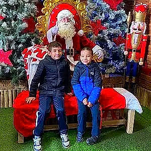 Younes a rejoint le concours — aidez-le/la à gagner de superbes lots ! bag, christmas, christmas_decoration, christmas_eve, christmas_ornament, christmas_tree, event, fun, happy, holiday, holiday_ornament, interior_design, joy, leisure, ornament, person, red, smile, team, tradition