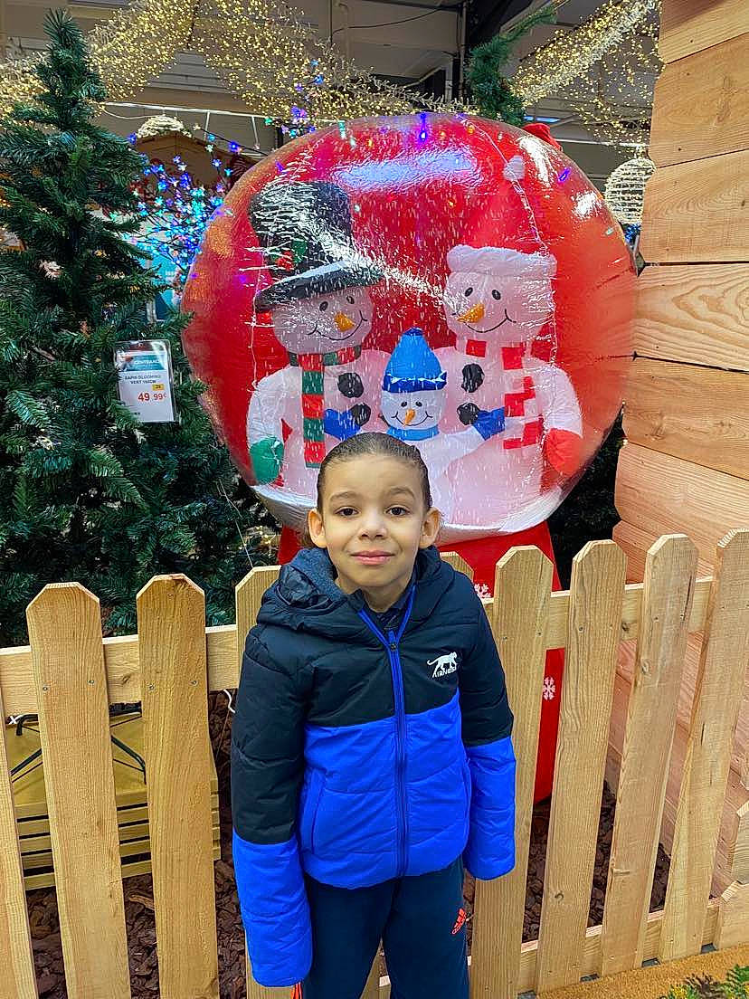 Younes a rejoint le concours — aidez-le/la à gagner de superbes lots ! child, christmas, christmas_decoration, christmas_ornament, christmas_tree, electric_blue, event, fence, fun, happy, holiday, home_fencing, joy, leisure, ornament, people_in_nature, person, picket_fence, recreation, toddler