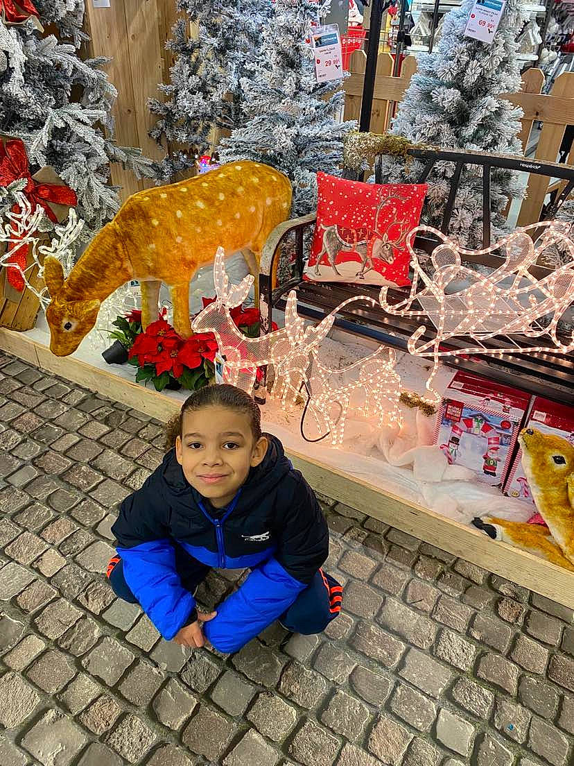 Younes a rejoint le concours — aidez-le/la à gagner de superbes lots ! child, christmas, christmas_decoration, event, flooring, fun, happy, holiday, joy, leaf, leisure, person, photograph, plant, public_space, snapshot, temple, toddler, travel, tree