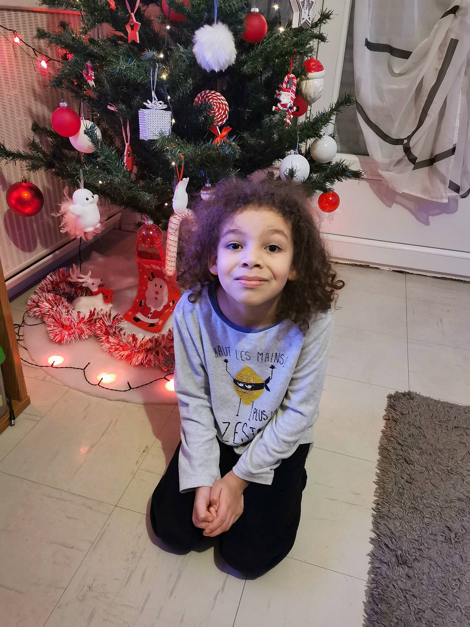Younes a rejoint le concours — aidez-le/la à gagner de superbes lots ! black, christmas, christmas_decoration, christmas_ornament, christmas_tree, conifer, event, fun, happy, holiday, holiday_ornament, joy, leg, ornament, person, photograph, plant, smile, snapshot, toddler