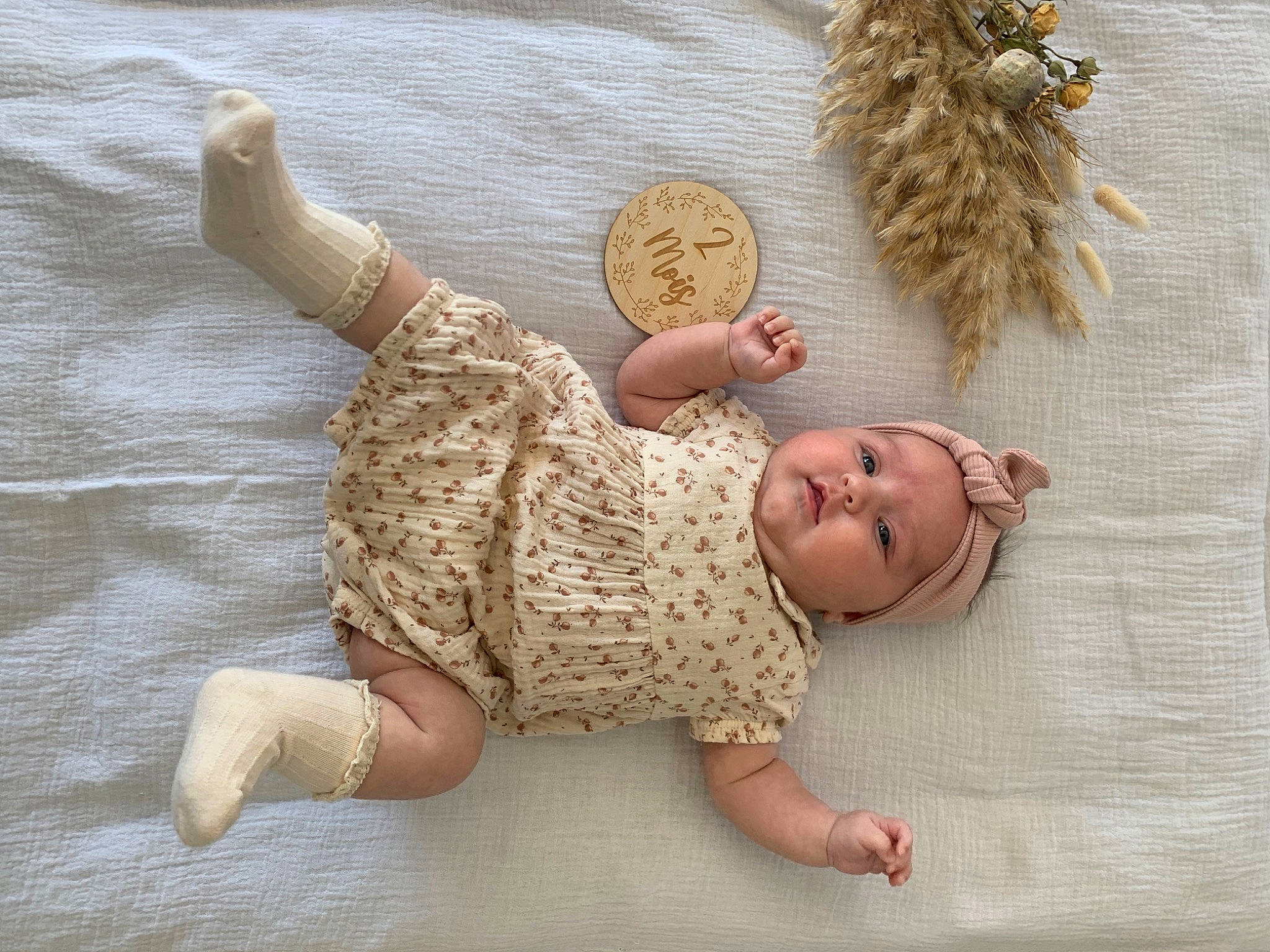 Emmy a rejoint le concours — aidez-le/la à gagner de superbes lots ! arm, baby, baby_toddler_clothing, barefoot, child, comfort, flooring, foot, fun, gesture, hand, happy, head, headwear, human_body, leg, pattern, person, skin, sleeve