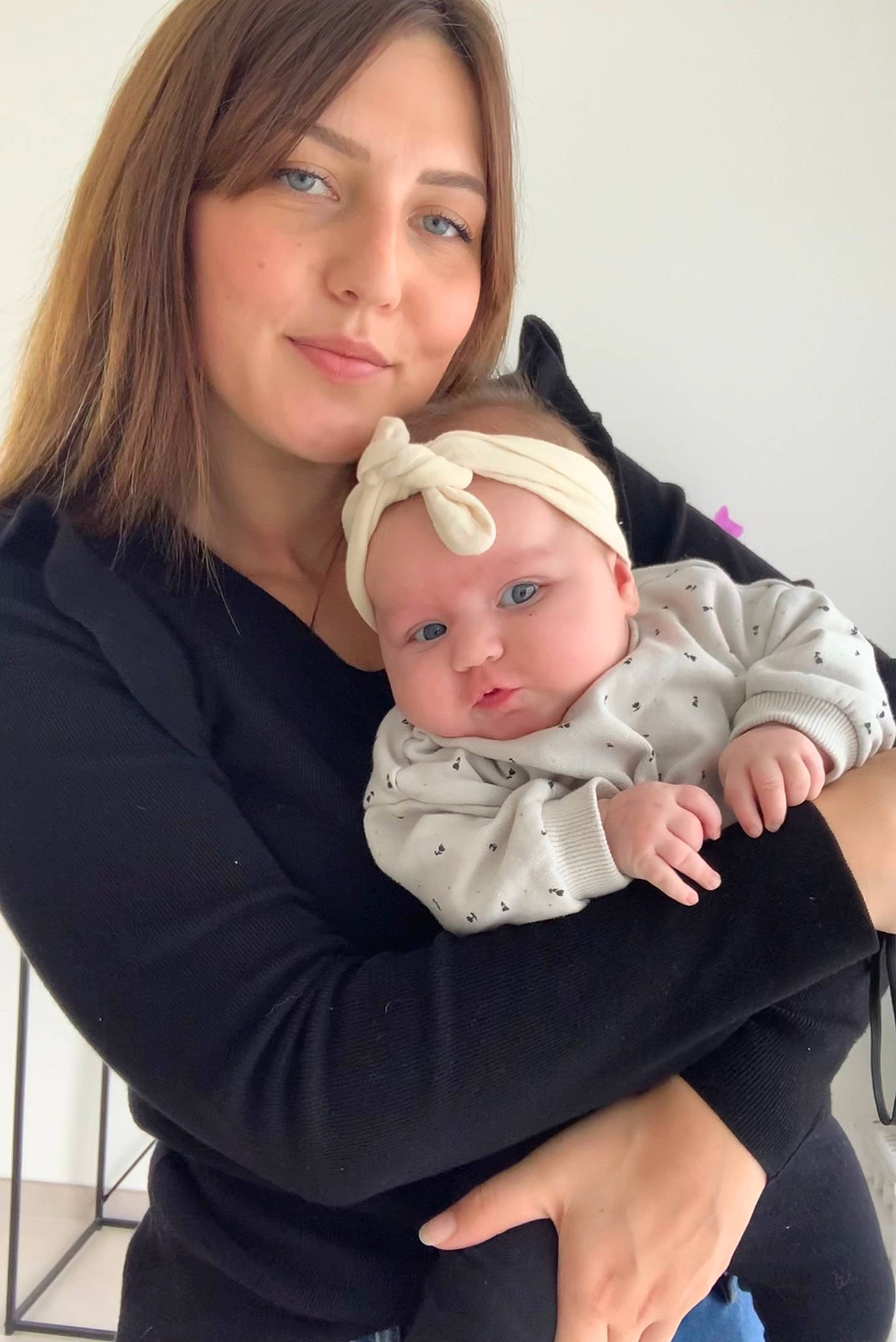 Emmy a rejoint le concours — aidez-le/la à gagner de superbes lots ! baby, baby_toddler_clothing, cheek, child, comfort, eye, face, flash_photography, formal_wear, gesture, happy, head, headwear, interaction, iris, jewellery, joy, lap, person, shoulder