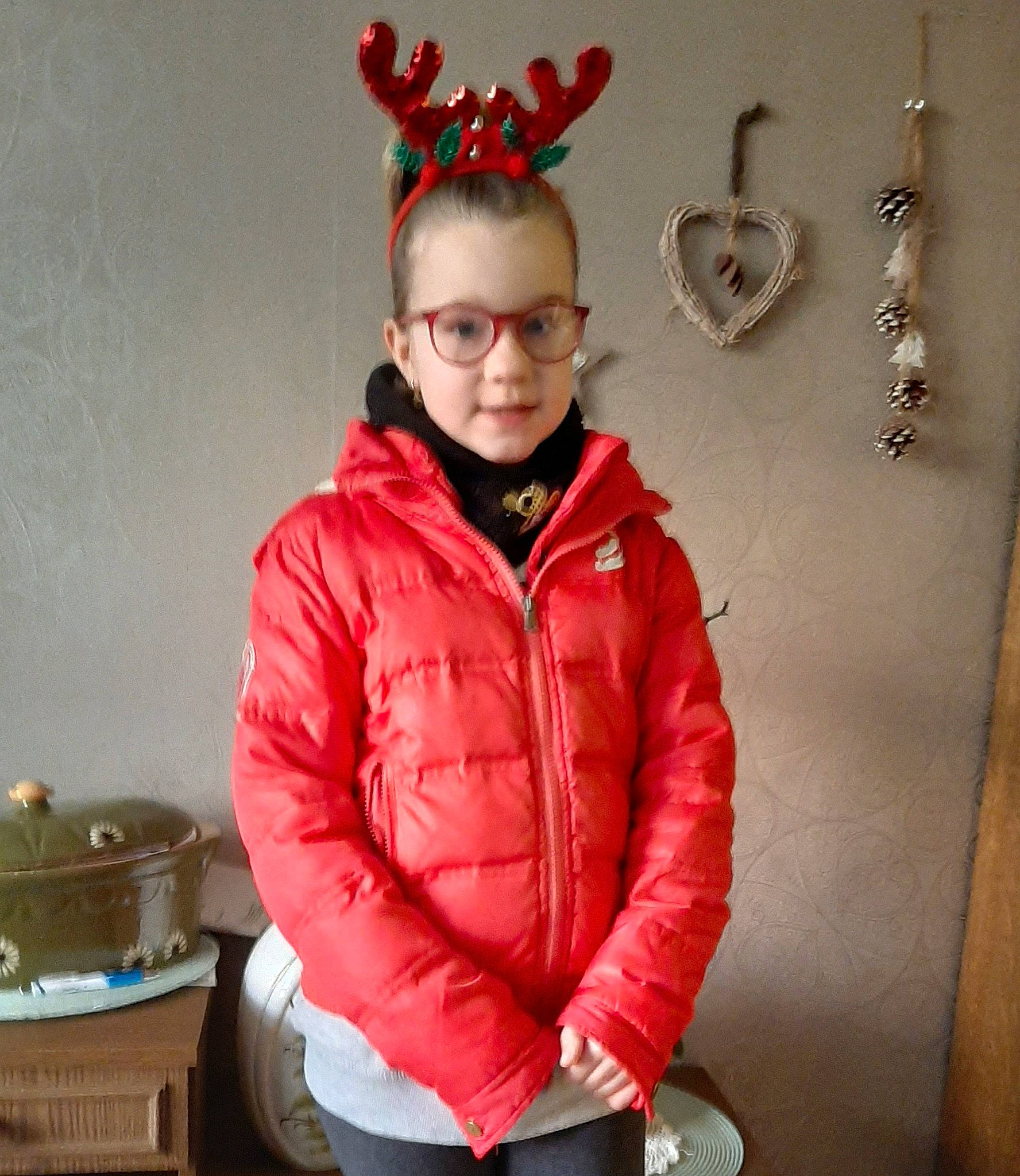 Catherine a rejoint le concours — aidez-le/la à gagner de superbes lots ! blond, chain, child_model, cool, denim, fashion, fur, hood, human_body, jacket, jeans, natural_material, organ, outerwear, person, red, sleeve, standing, textile, top