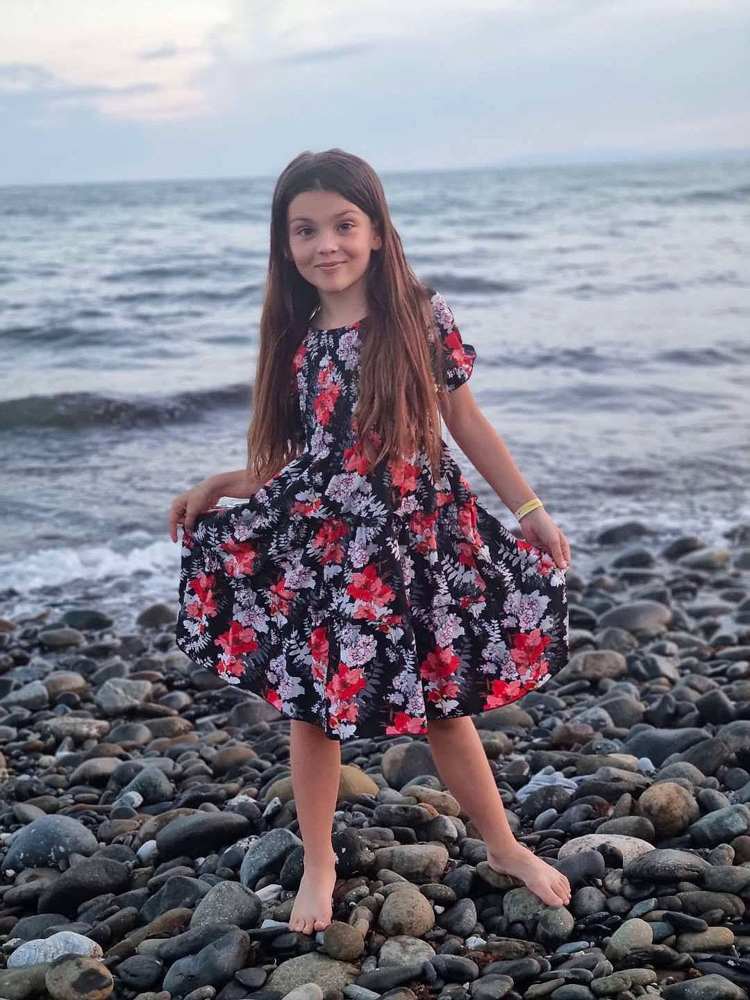 Leontine participe au concours pour gagner de l'argent avec cette photo : azure, beach, clothing, cloud, day_dress, dress, flash_photography, fun, happy, human_body, joy, leg, people_in_nature, person, sky, smile, standing, summer, thigh, travel