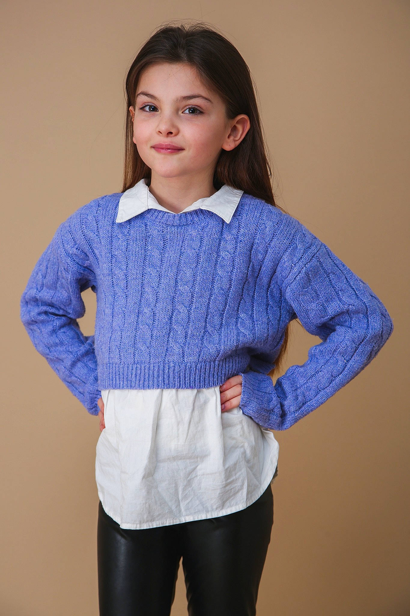 Leontine participe au concours pour gagner de l'argent avec cette photo : blazer, collar, denim, dress_shirt, electric_blue, face, fashion_design, hair, head, jersey, joy, long_hair, neck, outerwear, person, shoulder, sleeve, sportswear, t_shirt, thigh