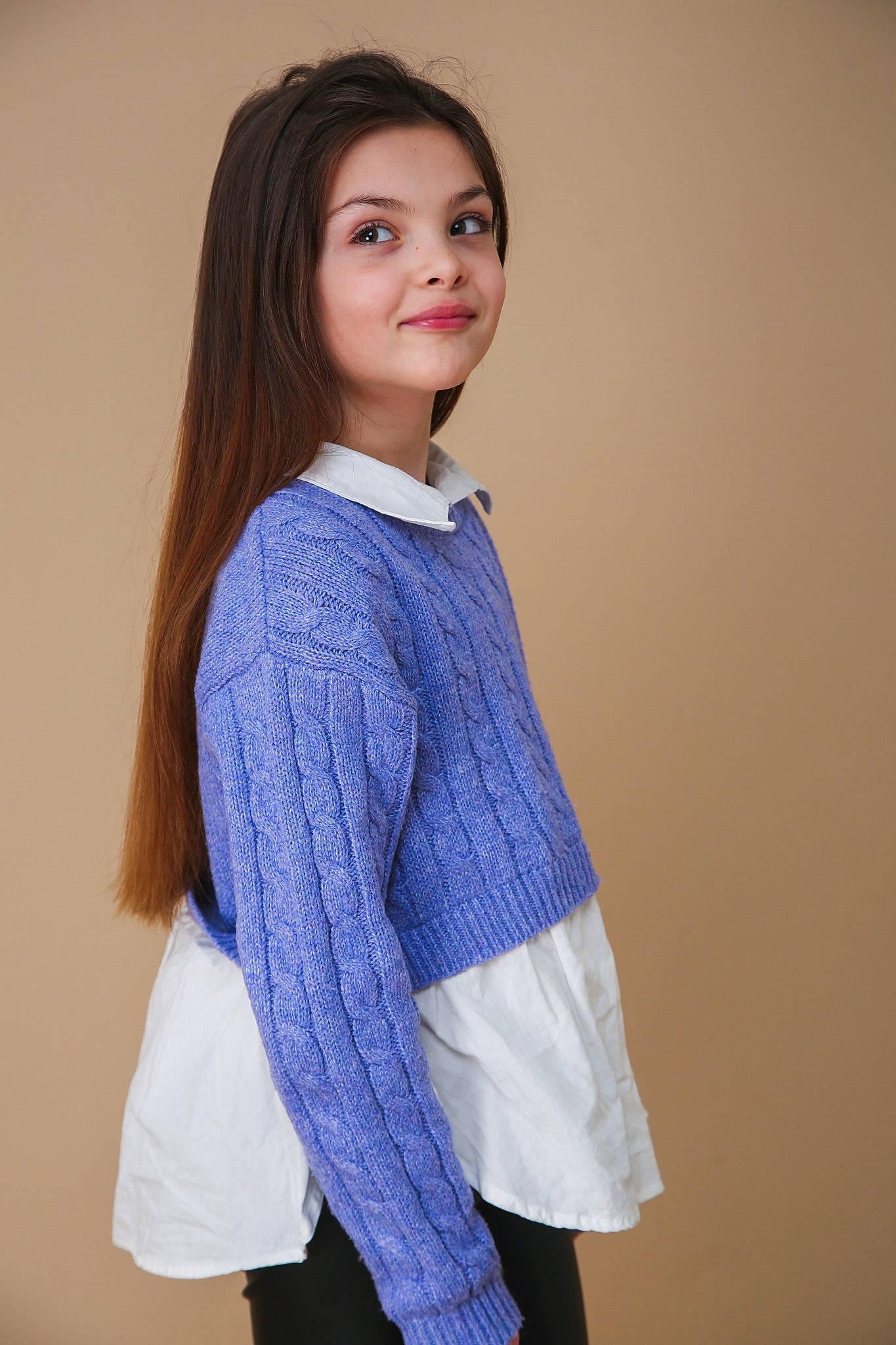 Leontine participe au concours pour gagner de l'argent avec cette photo : arm, blazer, collar, denim, dress_shirt, electric_blue, event, fashion_design, fashion_model, formal_wear, jersey, joy, neck, outerwear, pattern, person, sleeve, thigh, trunk, waist