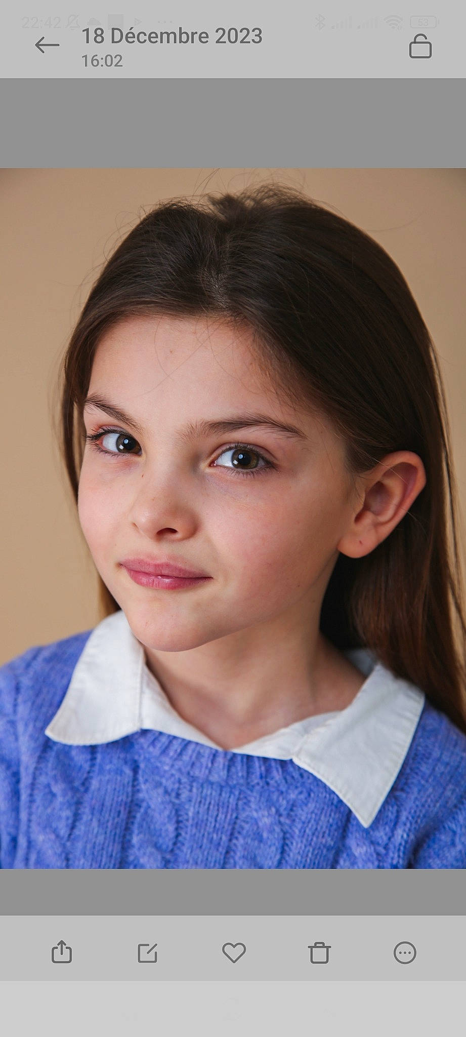 Leontine participe au concours pour gagner de l'argent avec cette photo : black_hair, brown_hair, cheek, dress, electric_blue, eyebrow, eyelash, flash_photography, forehead, human_body, iris, jaw, joy, lip, long_hair, neck, no_expression, nose, person, shoulder