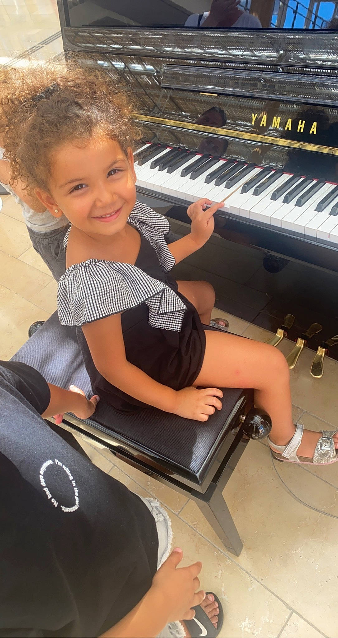 Jennah participe au concours pour gagner de l'argent avec cette photo : black, digital_piano, electronic_musical_instrument, finger, human_body, jazz_pianist, joy, keyboard, keyboard_player, lap, leg, musical_instrument, musical_keyboard, organ, organist, person, pianist, piano, smile, sneakers