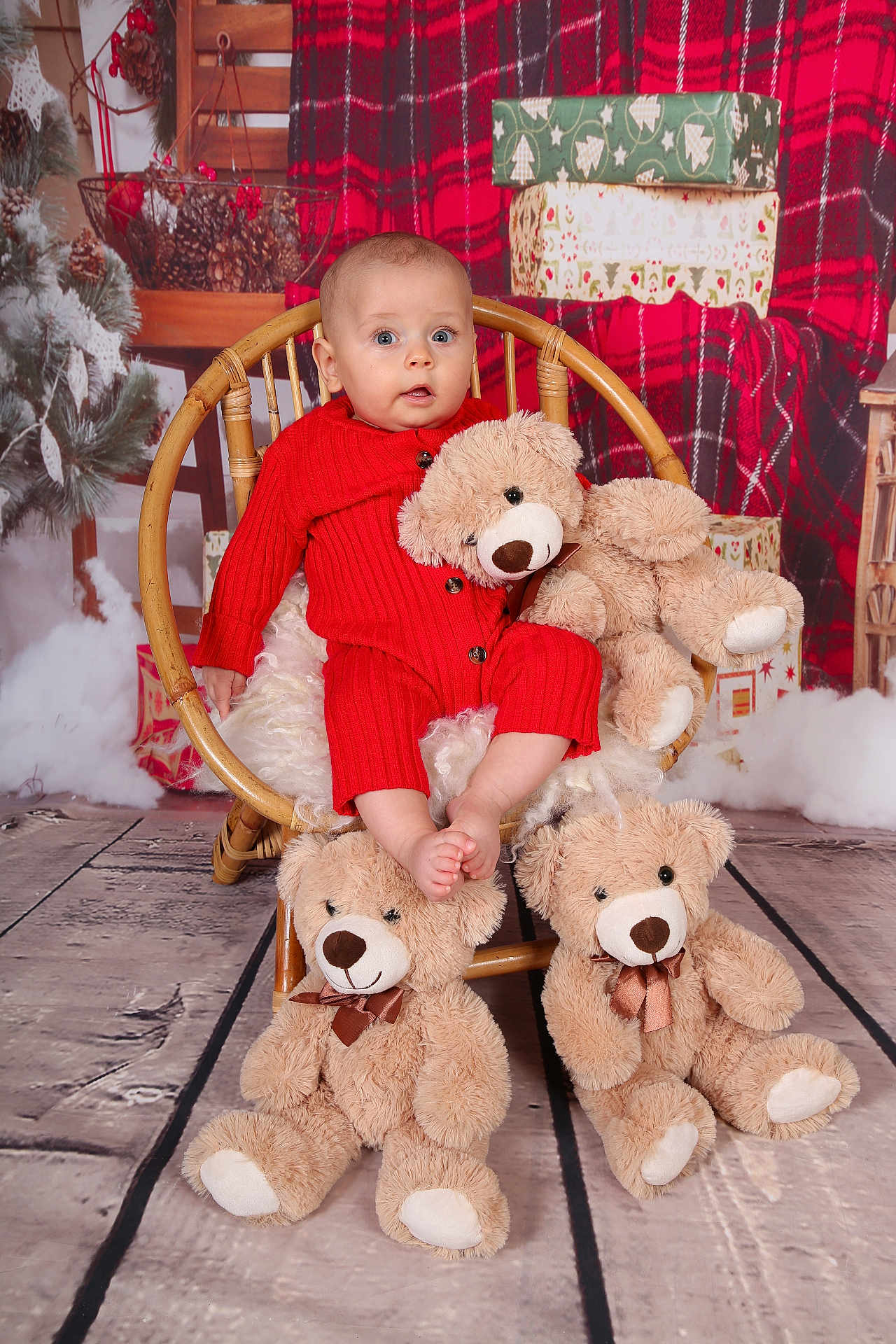 Alexandru participe au concours pour gagner de l'argent avec cette photo : baby, child, teddy_bear, plush_toy, red_clothing, wooden_chair, holiday_decor, gift_box, pine_cone, christmas_tree, flooring, indoor, portrait, cute, festive, soft_toy, smiling, sitting, cozy, decor