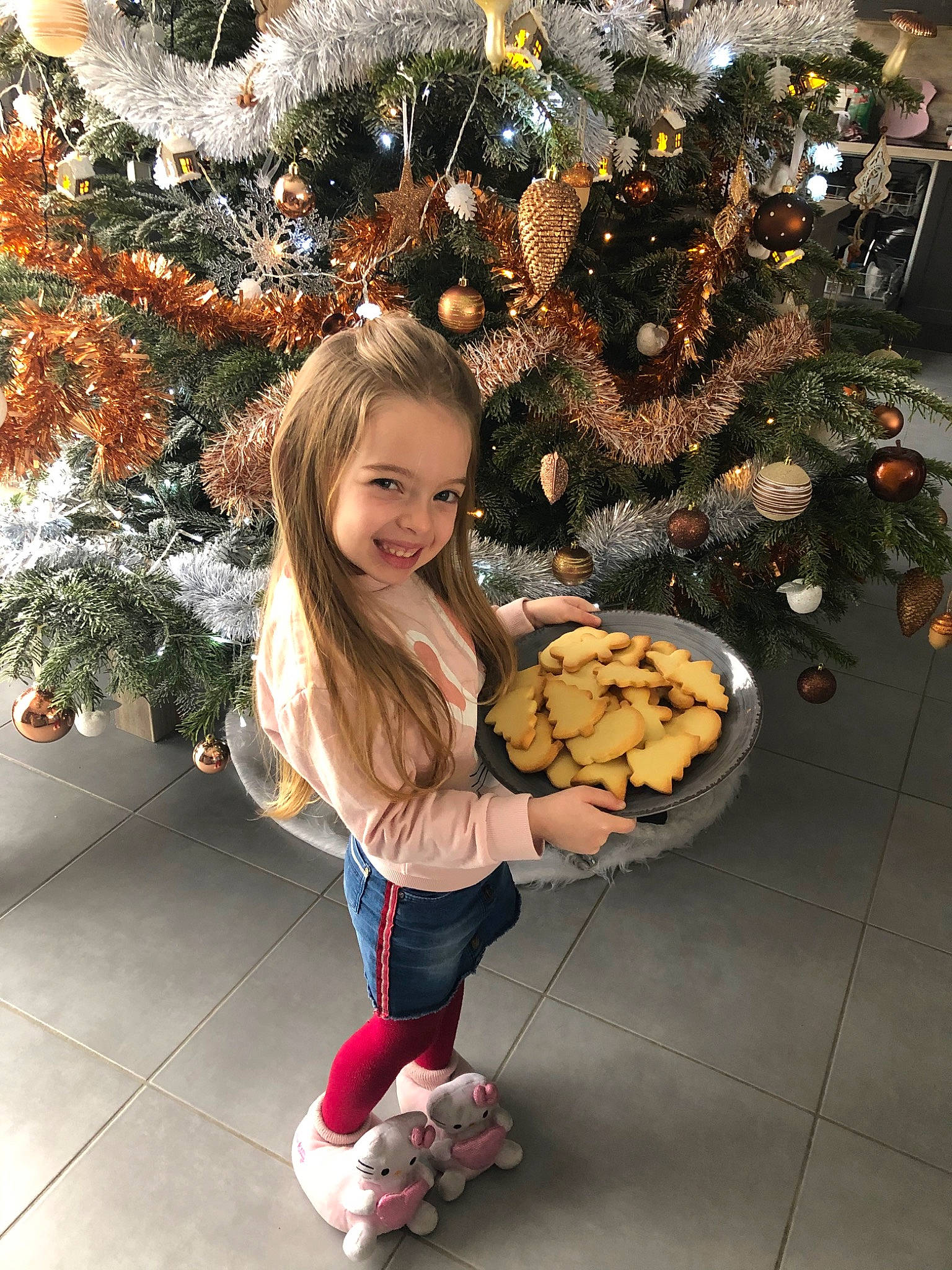 Jessie participe au concours pour gagner de l'argent avec cette photo : branch, christmas_decoration, christmas_ornament, christmas_tree, facial_expression, fawn, fun, happy, human_body, joy, ornament, people_in_nature, person, plant, shoe, smile, snapshot, standing, tree, vertebrate