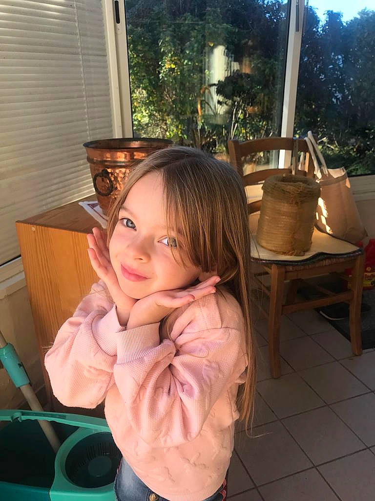 Jessie participe au concours pour gagner de l'argent avec cette photo : chair, child, flooring, fun, happy, hoodie, jacket, joy, laugh, leisure, person, photography, room, sitting, smile, tableware, toddler, travel, tree, vacation