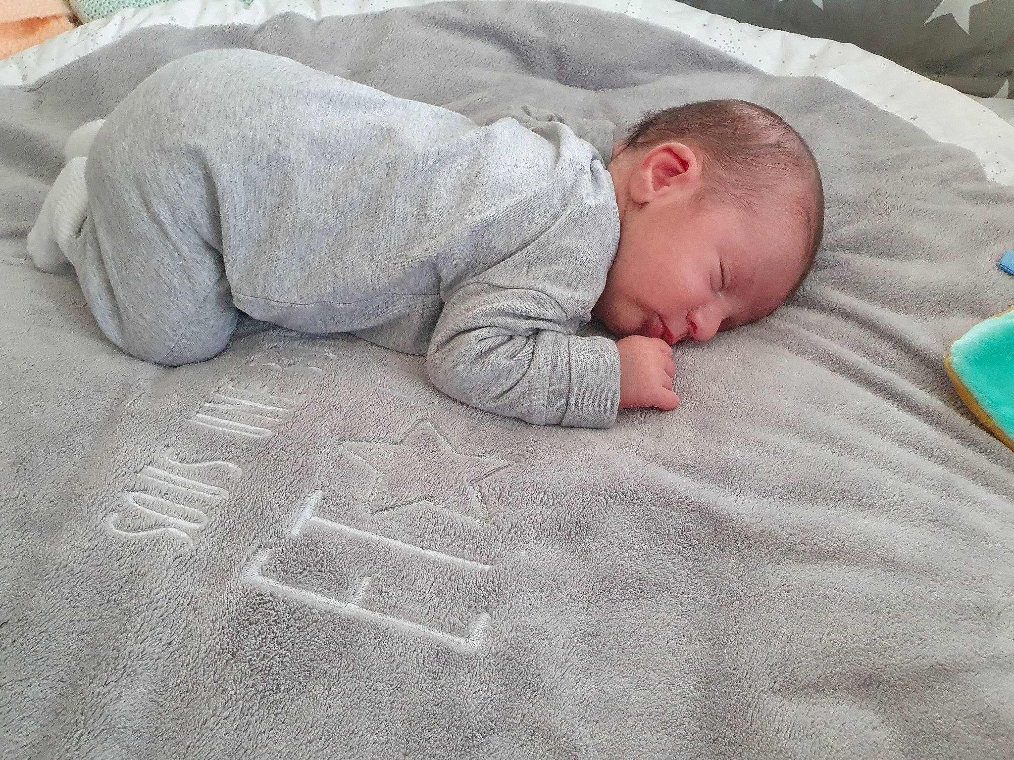 Lyham a rejoint le concours — aidez-le/la à gagner de superbes lots ! art, baby, baby_products, baby_sleeping, baby_toddler_clothing, bedding, bedtime, carpet, child, comfort, flooring, font, grass, grey, linens, nap, person, room, skin, sleep