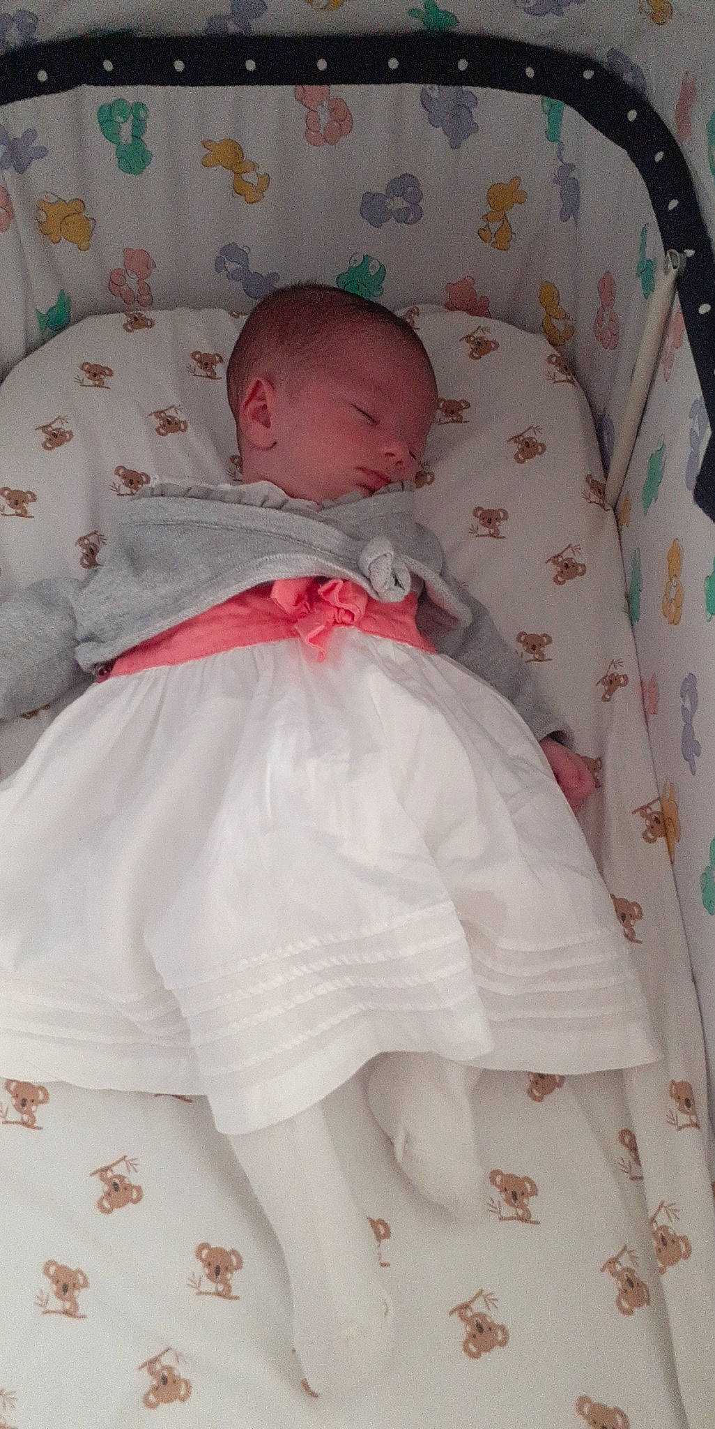 Eleonore participe au concours pour gagner de l'argent avec cette photo : baby, baby_products, baby_safety, baby_sleeping, baby_toddler_clothing, bedtime, child, comfort, face, head, infant_bed, linens, pattern, person, pink, product, room, skin, sleeve, textile