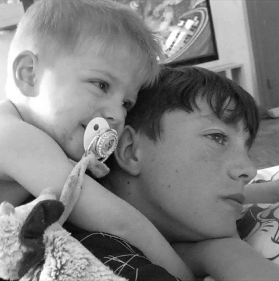 Laëden a rejoint le concours — aidez-le/la à gagner de superbes lots ! black, black_and_white, child, chin, cool, ear, eye, eyelash, fun, hairstyle, happy, head, interaction, iris, jaw, mouth, neck, nose, organ, person