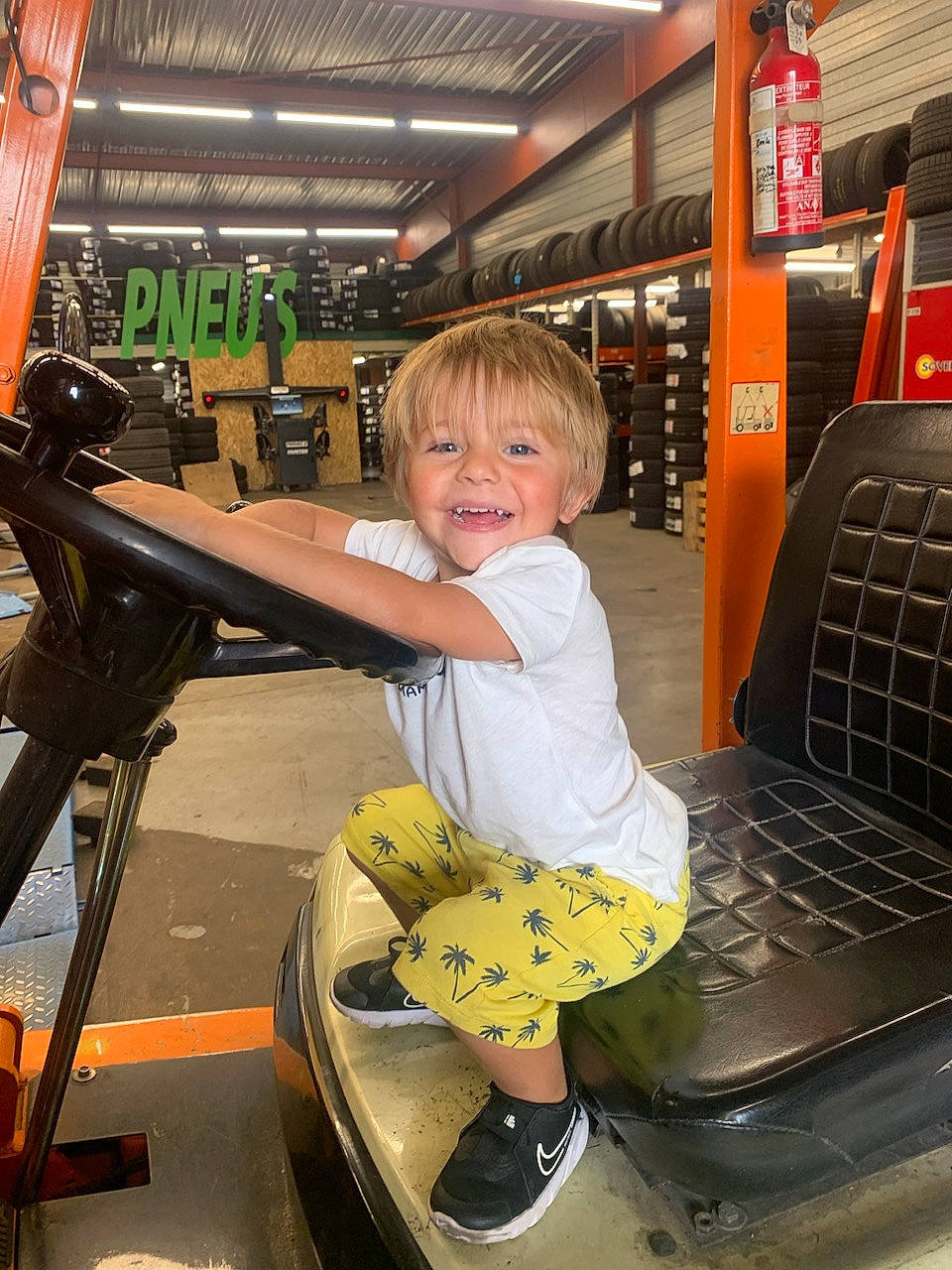 Laëden a rejoint le concours — aidez-le/la à gagner de superbes lots ! auto_part, automotive_design, automotive_exterior, automotive_tire, automotive_wheel_system, bumper, engineering, flooring, fun, human_leg, joy, leisure, machine, motor_vehicle, person, product, smile, standing, tire, toddler