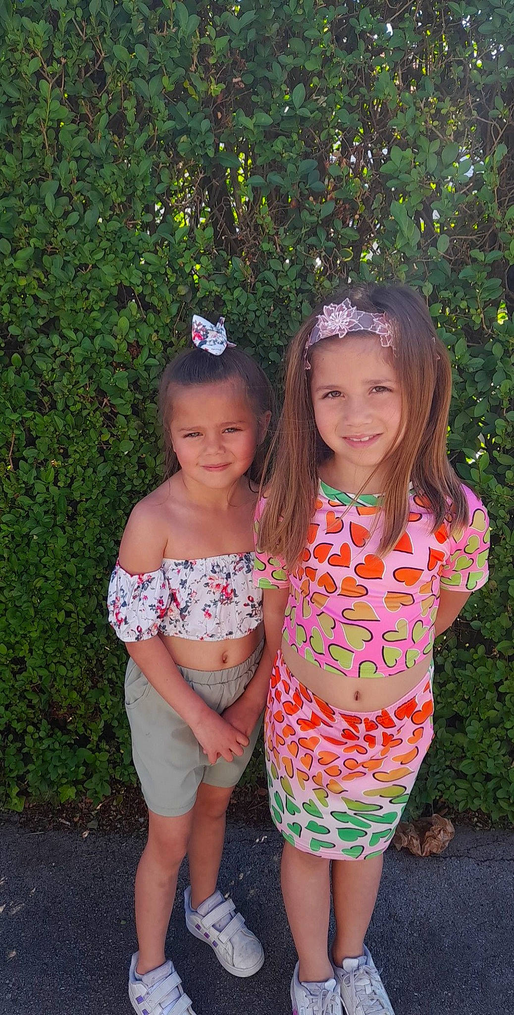 Bryana participe au concours pour gagner de l'argent avec cette photo : day_dress, dress, eye, face, facial_expression, grass, hair, hairstyle, happy, head, headwear, joy, leaf, nature, one_piece_garment, people_in_nature, person, pink, plant, smile