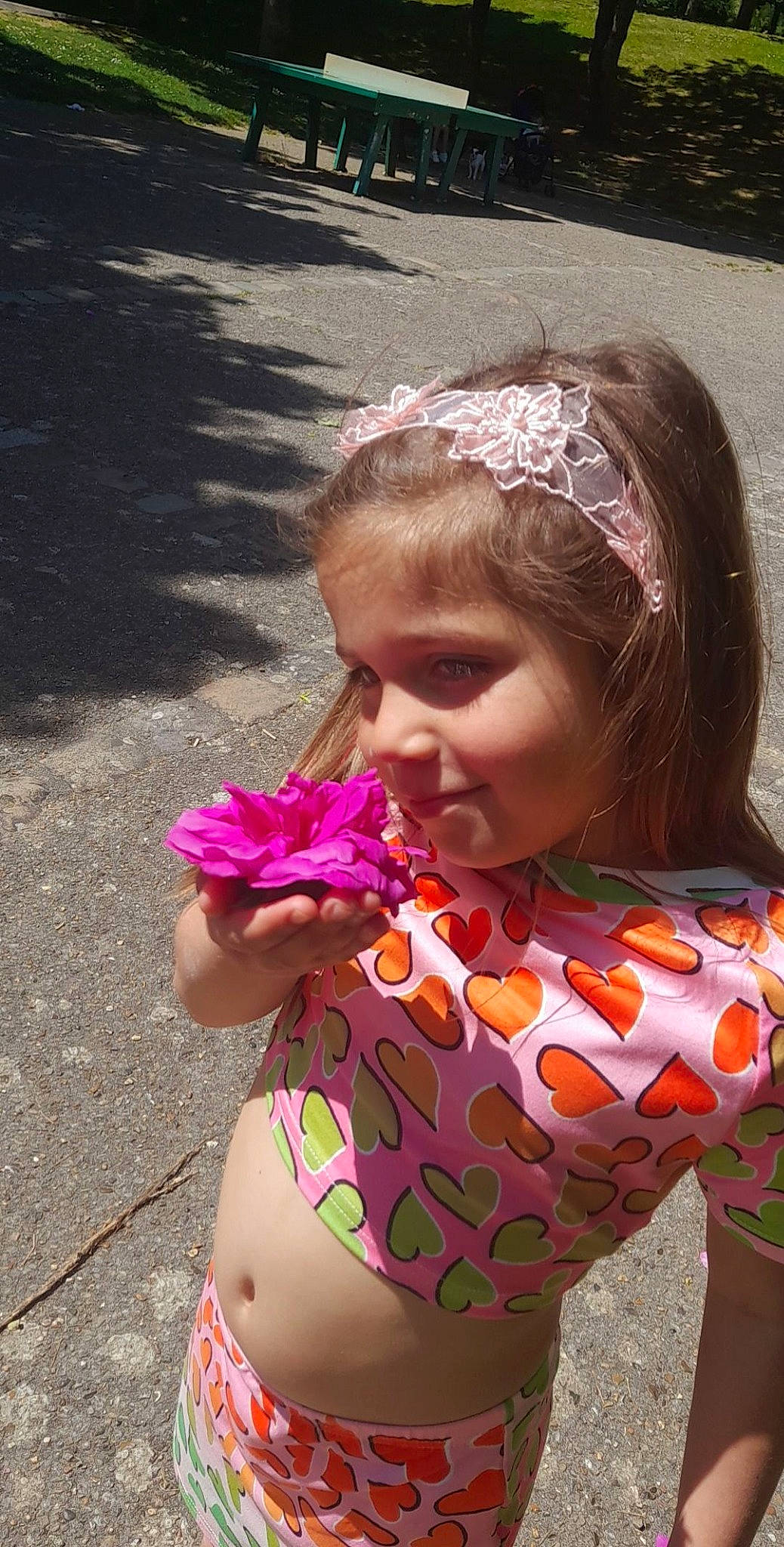 Bryana a rejoint le concours — aidez-le/la à gagner de superbes lots ! beauty, child, eyewear, facial_expression, fun, grass, hair, hairstyle, happy, head, headgear, headpiece, human, lip, long_hair, person, petal, pink, skin, smile