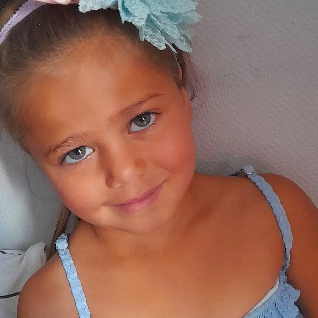 Kelia a rejoint le concours — aidez-le/la à gagner de superbes lots ! black_hair, bridal_accessory, chin, cool, ear, eye, eyebrow, eyelash, face, flash_photography, hair, hairstyle, happy, head, iris, joy, lip, person, shoulder, skin