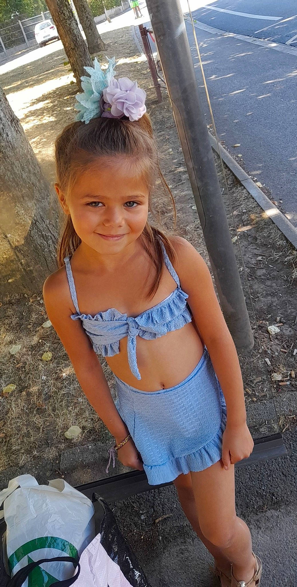 Kelia participe au concours pour gagner de l'argent avec cette photo : brassiere, clothing, eye, grass, hair, happy, head, human_leg, joy, leisure, long_hair, person, plastic_bag, shorts, skin, smile, summer, thigh, toddler, trunk