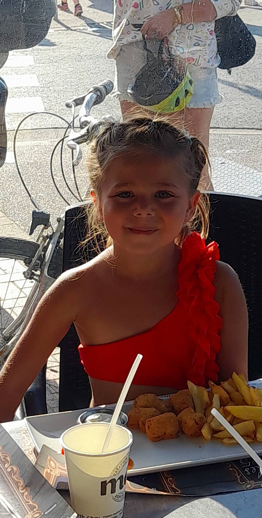 Kelia a rejoint le concours — aidez-le/la à gagner de superbes lots ! bicycle_tire, bicycle_wheel, chair, child, cuisine, dish, dress, fast_food, food, food_craving, fun, happy, joy, person, photograph, smile, snapshot, summer, table, tableware