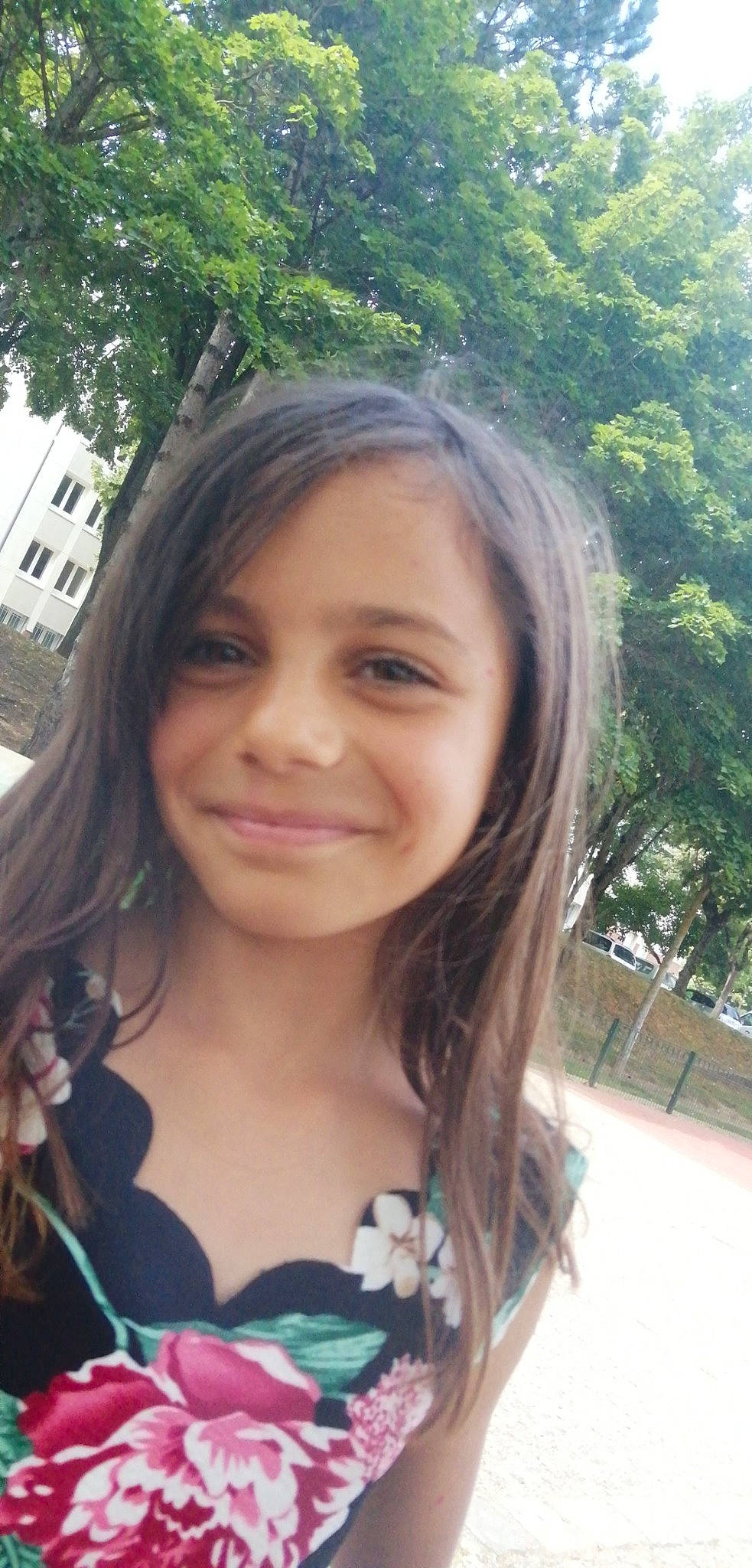 Leana participe au concours pour gagner de l'argent avec cette photo : bangs, black_hair, eye, eyelash, face, fun, grass, hair, hairstyle, happy, head, iris, joy, layered_hair, lip, long_hair, person, plant, skin, smile