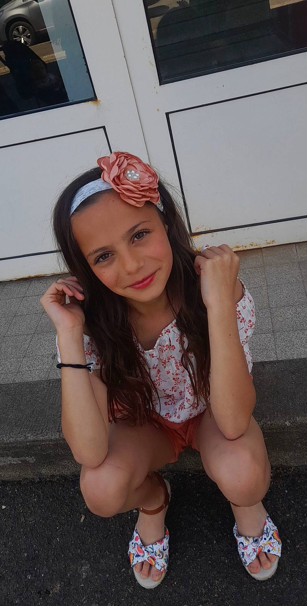 Leana a rejoint le concours — aidez-le/la à gagner de superbes lots ! baseball_cap, blond, cap, chest, fashion, finger, flash_photography, fun, happy, headgear, headpiece, headwear, human_leg, jewellery, joy, knee, lip, muscle, person, pink