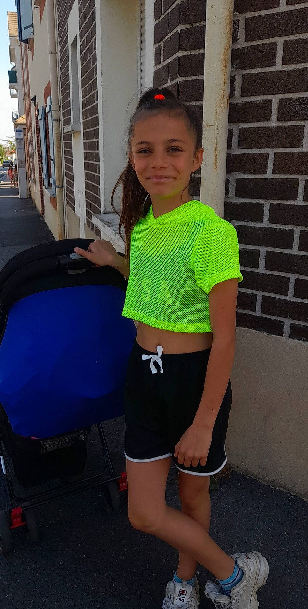 Leana participe au concours pour gagner de l'argent avec cette photo : bag, denim, electric_blue, eyewear, fun, human_leg, joy, knee, long_hair, luggage_and_bags, person, recreation, shorts, shoulder, sleeve, sportswear, street_fashion, t_shirt, thigh, trunk