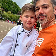 Bogdan participe au concours pour gagner de l'argent avec cette photo : child, man, outdoor, smile, portrait, boy, adult, casual_clothing, chef_jacket, greenery, playground, daytime, happy, people, nature, photography, friendship, event, background, together
