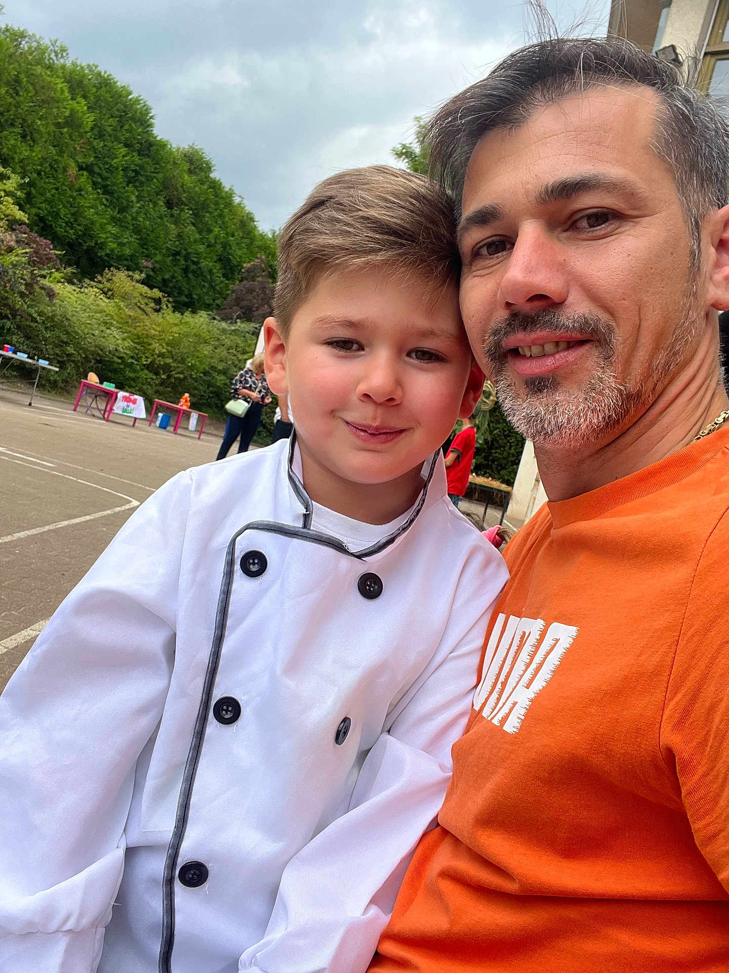 Bogdan participe au concours pour gagner de l'argent avec cette photo : child, man, outdoor, smile, portrait, boy, adult, casual_clothing, chef_jacket, greenery, playground, daytime, happy, people, nature, photography, friendship, event, background, together