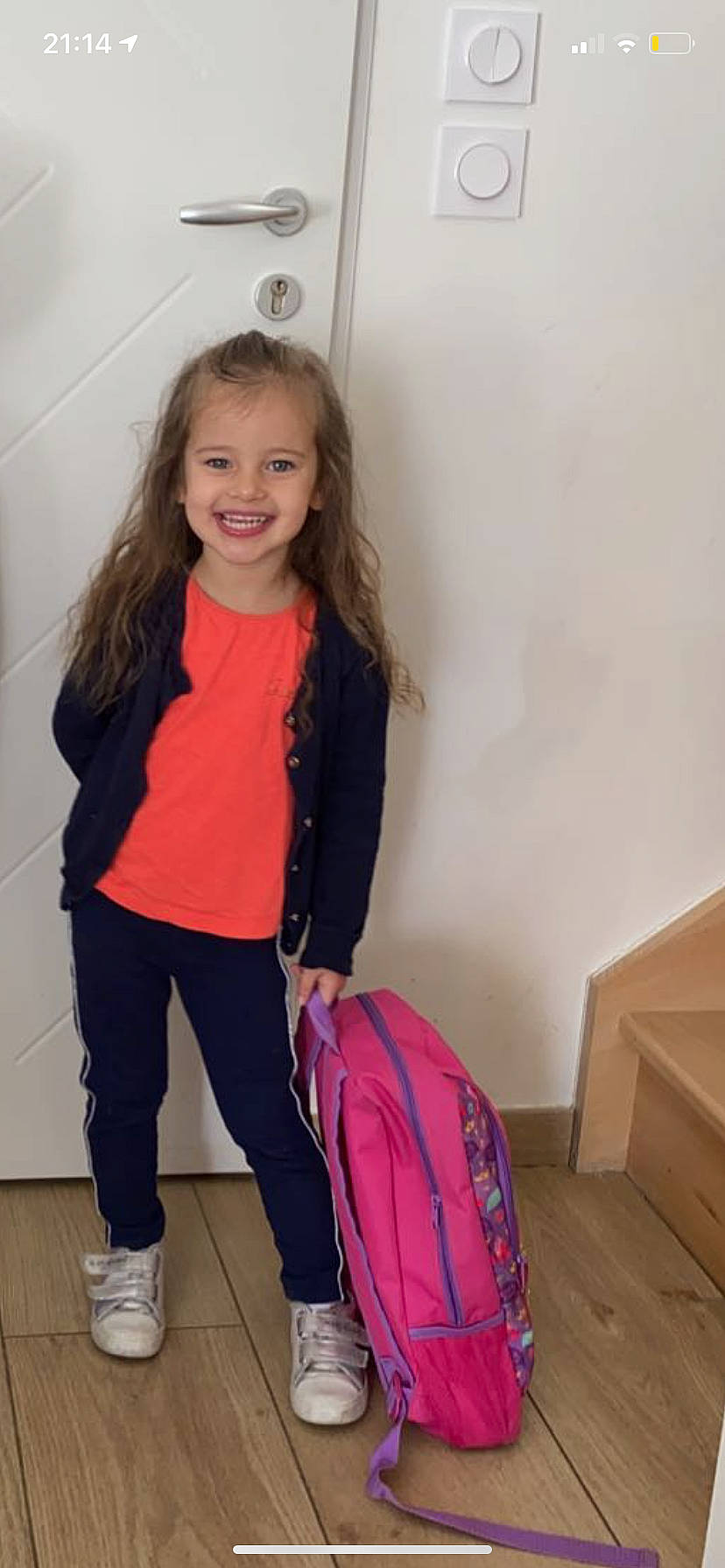 Séléna participe au concours pour gagner de l'argent avec cette photo : bag, blond, child, flooring, happy, joint, joy, knee, luggage_and_bags, magenta, neck, pattern, person, pink, shoe, shoulder, sleeve, smile, toddler, travel