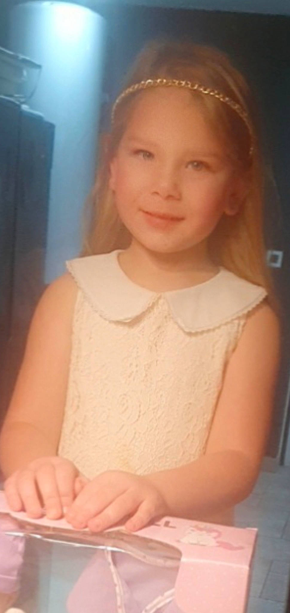 Léna a rejoint le concours — aidez-le/la à gagner de superbes lots ! chin, dress, eyebrow, eyelash, facial_expression, finger, forehead, gesture, hair, hairstyle, happy, head, human, joy, lip, neck, organ, person, shoulder, skin