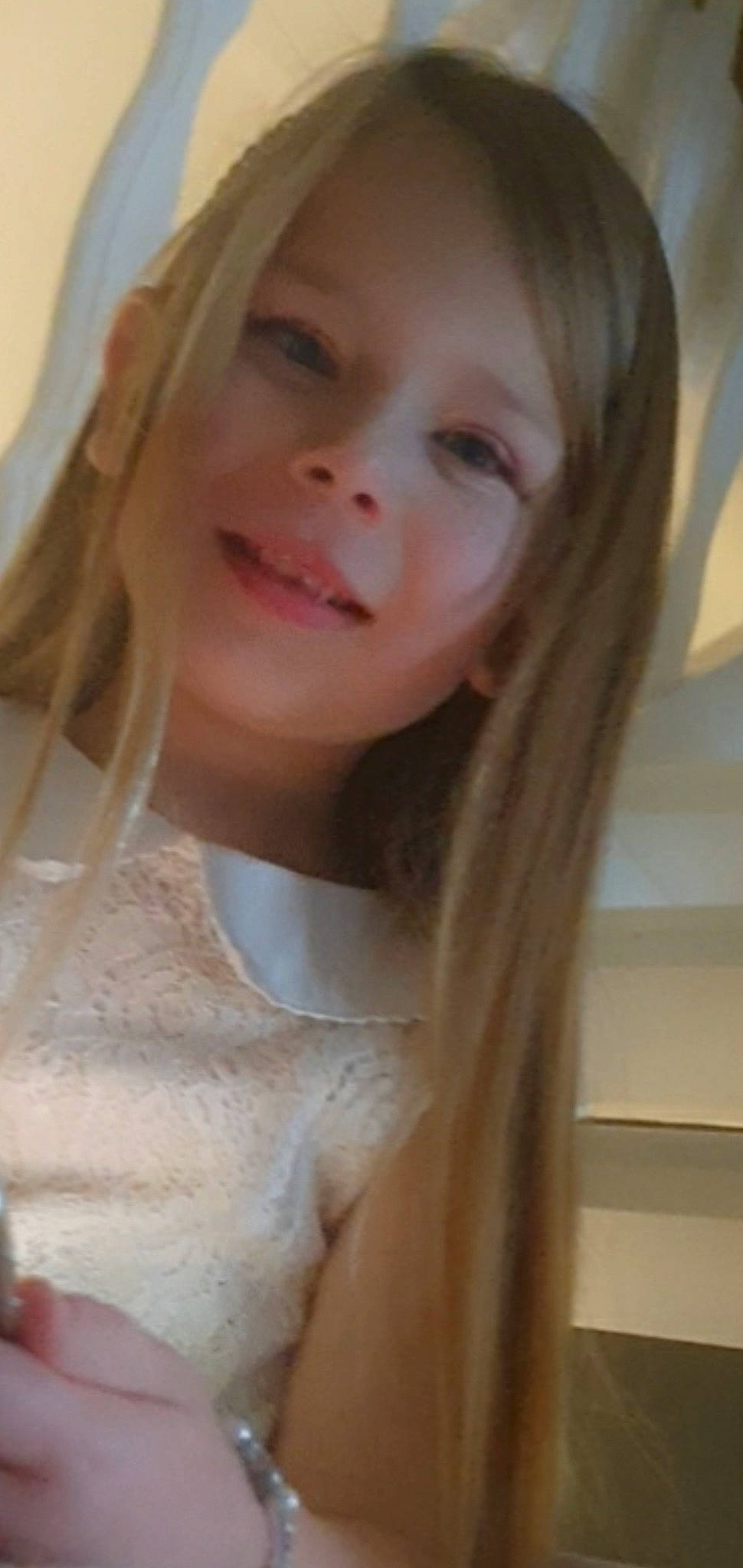 Léna a rejoint le concours — aidez-le/la à gagner de superbes lots ! bangs, beauty, blond, bridal_accessory, bridal_veil, brown_hair, eyebrow, eyelash, flash_photography, happy, headgear, joy, layered_hair, lip, long_hair, neck, person, shoulder, smile, step_cutting