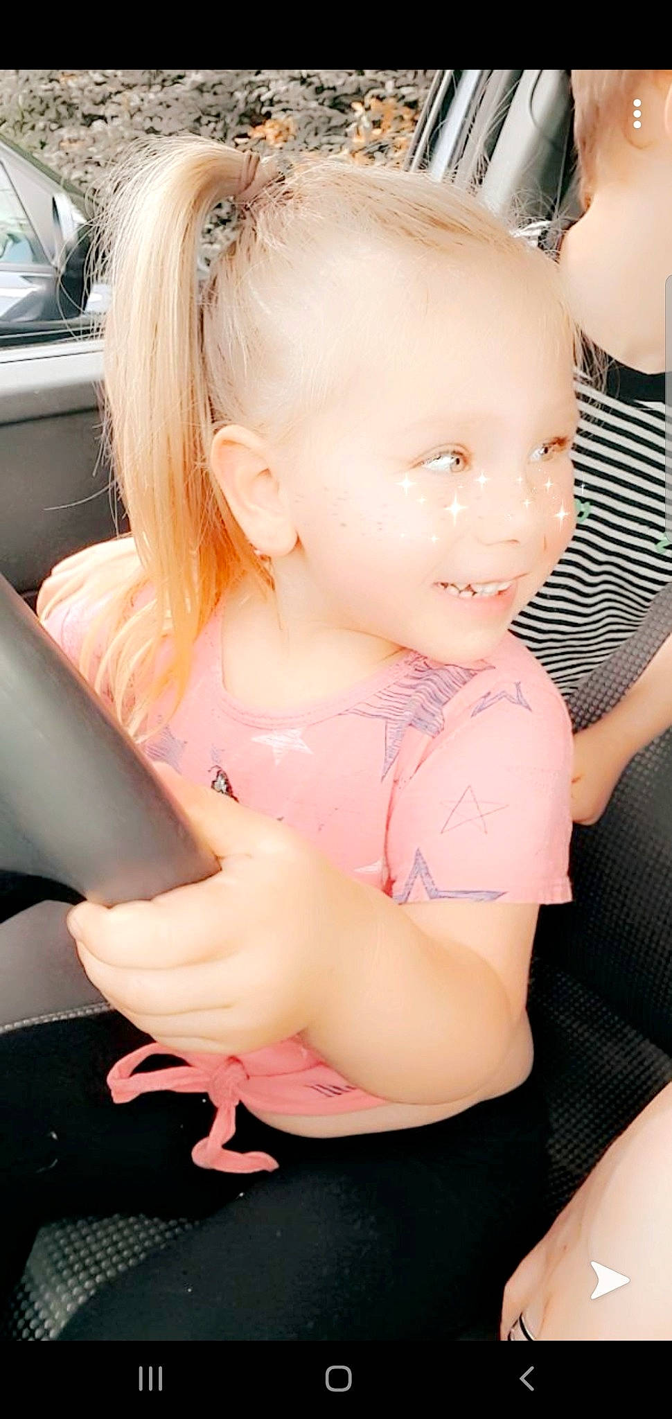 Léna participe au concours pour gagner de l'argent avec cette photo : arm, baby_toddler_clothing, cheek, eyelash, finger, gesture, hand, happy, iris, joint, lip, mammal, mouth, neck, person, pink, shoulder, skin, smile, thumb