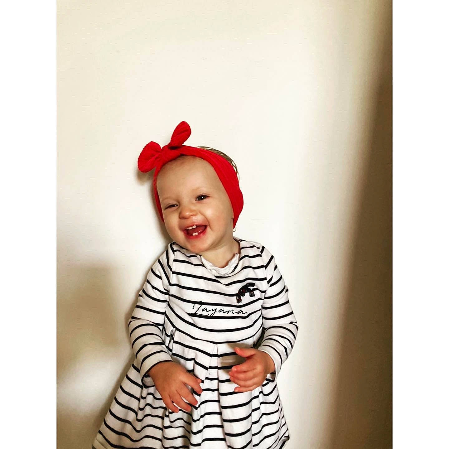 Layana participe au concours pour gagner de l'argent avec cette photo : baby, baby_toddler_clothing, cap, child, collar, costume_accessory, costume_hat, face, fashion_accessory, font, gesture, happy, magenta, monochrome_photography, pattern, person, portrait_photography, sleeve, smile, t_shirt