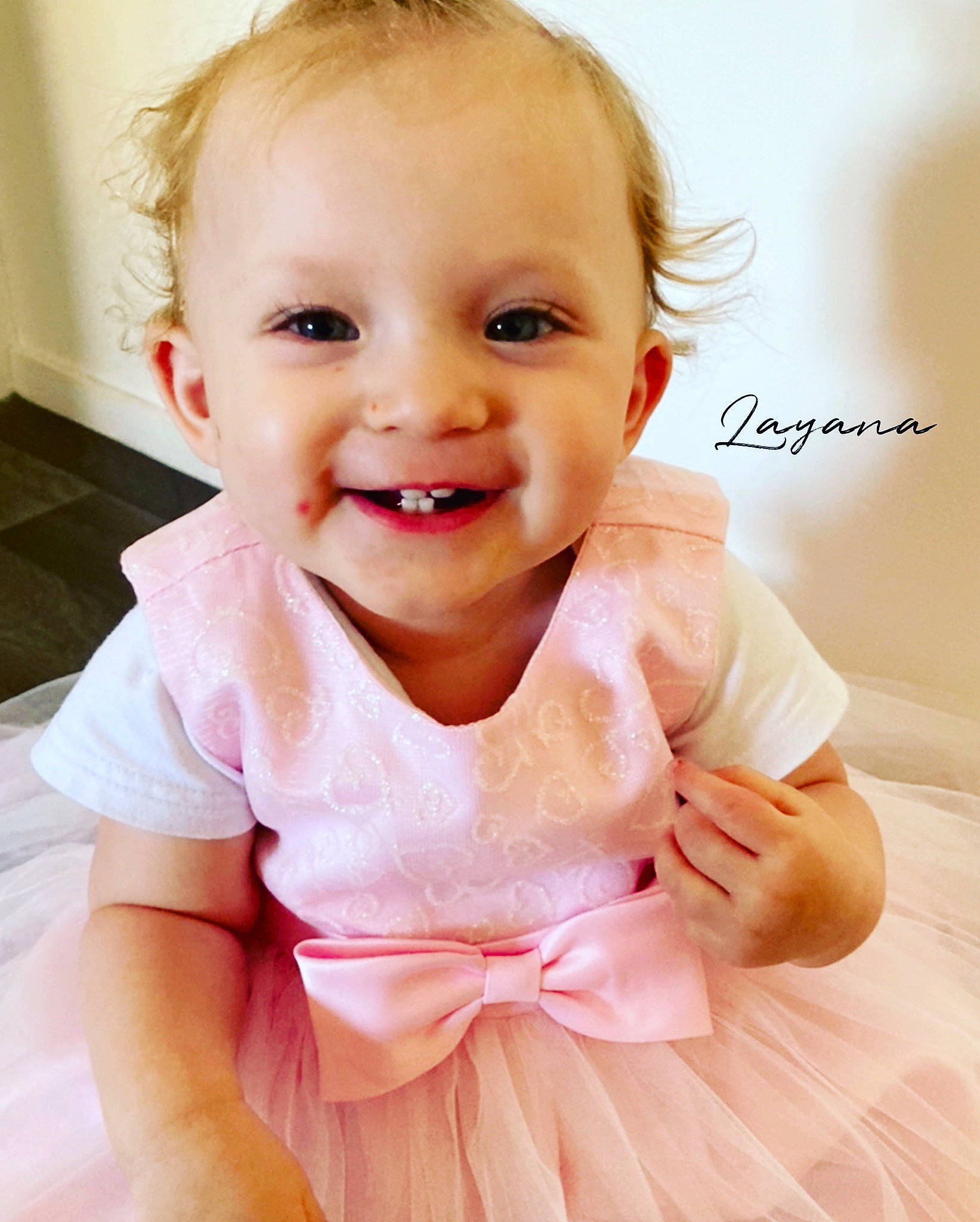 Layana a rejoint le concours — aidez-le/la à gagner de superbes lots ! baby, baby_toddler_clothing, cheek, child, dress, face, fashion_accessory, finger, flooring, fun, happy, joy, pattern, person, pink, product, sitting, skin, sleeve, smile