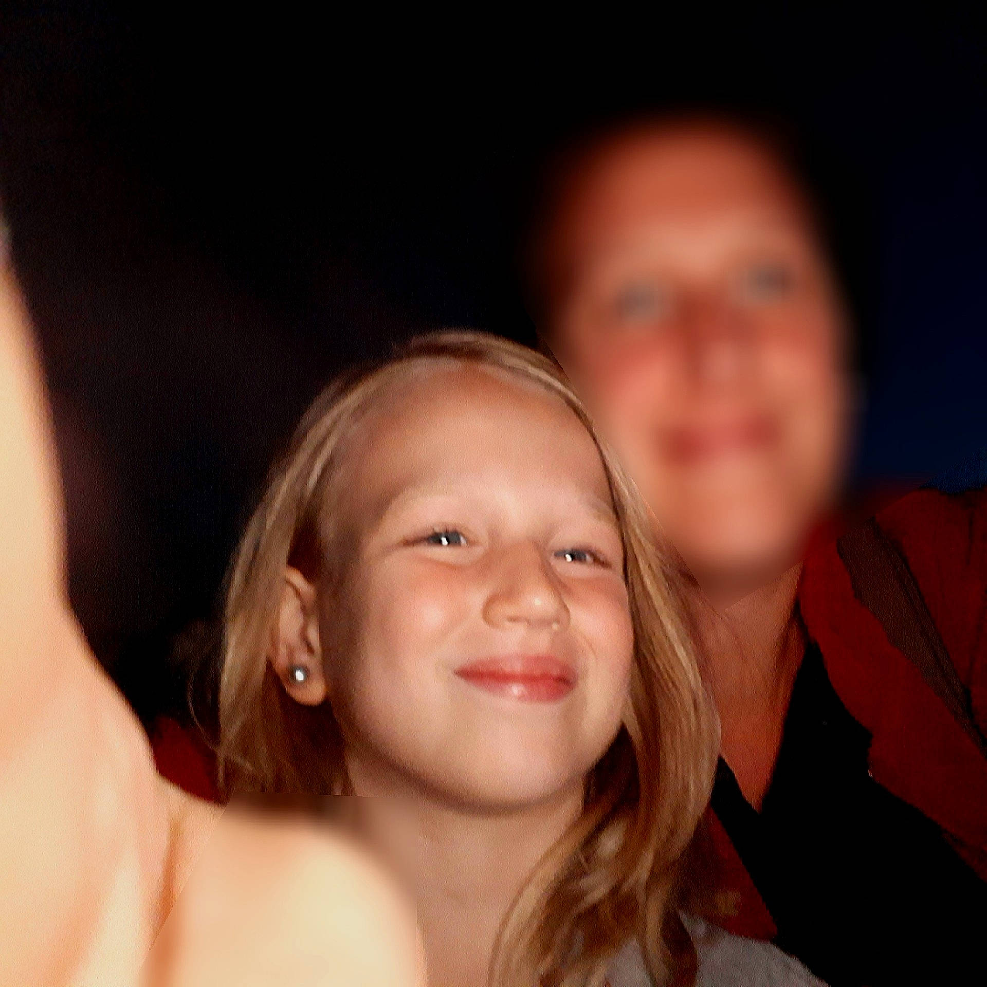 Maud a rejoint le concours — aidez-le/la à gagner de superbes lots ! cheek, child, chin, emotion, eye, face, facial_expression, finger, fun, girl, hand, head, human, human_body, human_hair_color, joy, laughter, mouth, nose, person