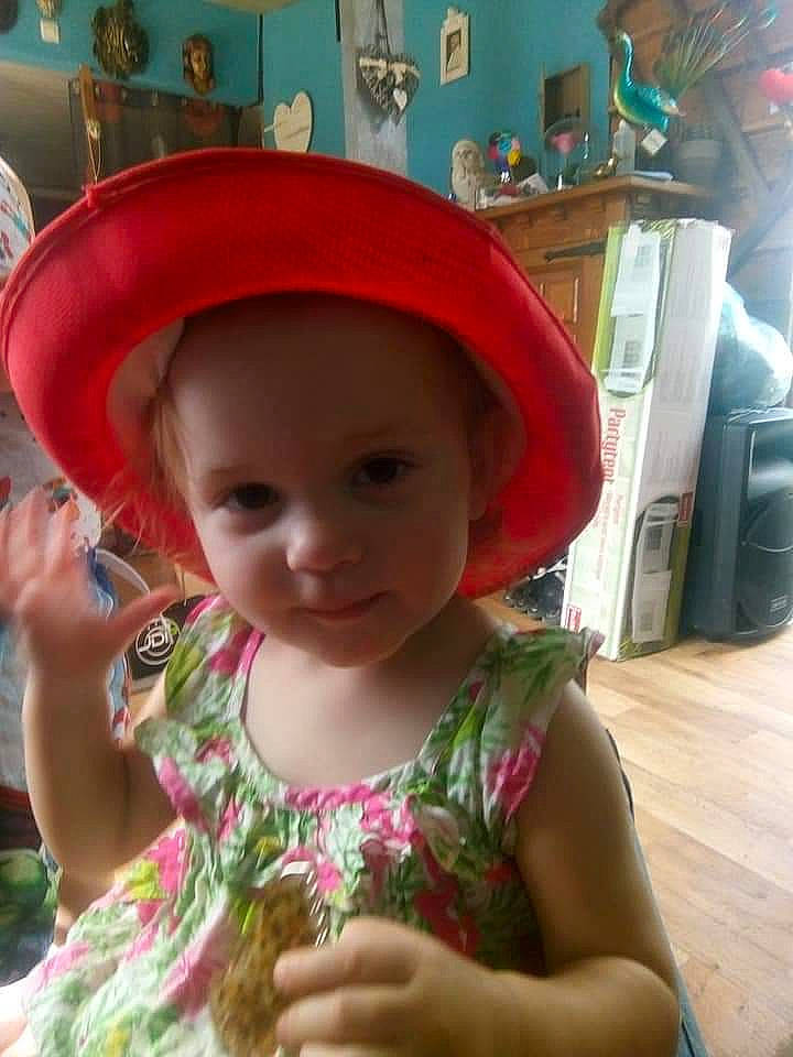 Lyne a rejoint le concours — aidez-le/la à gagner de superbes lots ! cheek, child, day, fun, hair_accessory, hat, head, headgear, infant, person, product, skin, sun_hat, toddler