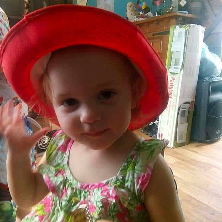 Lyne a rejoint le concours — aidez-le/la à gagner de superbes lots ! cheek, child, day, fun, hair_accessory, hat, head, headgear, infant, person, product, skin, sun_hat, toddler
